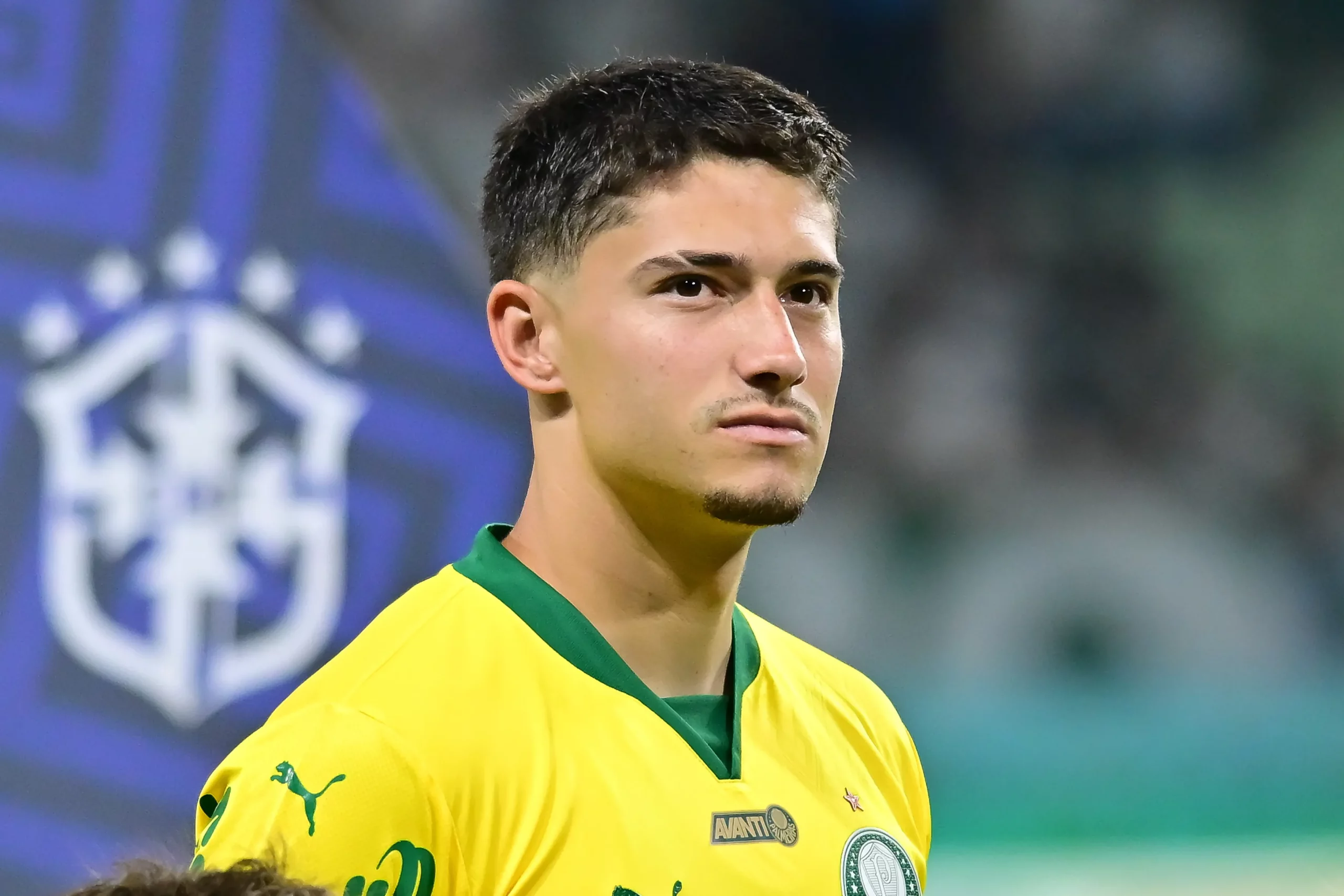 Emiliano em partida pelo Alviverde. Foto: Jota Erre/AGIF