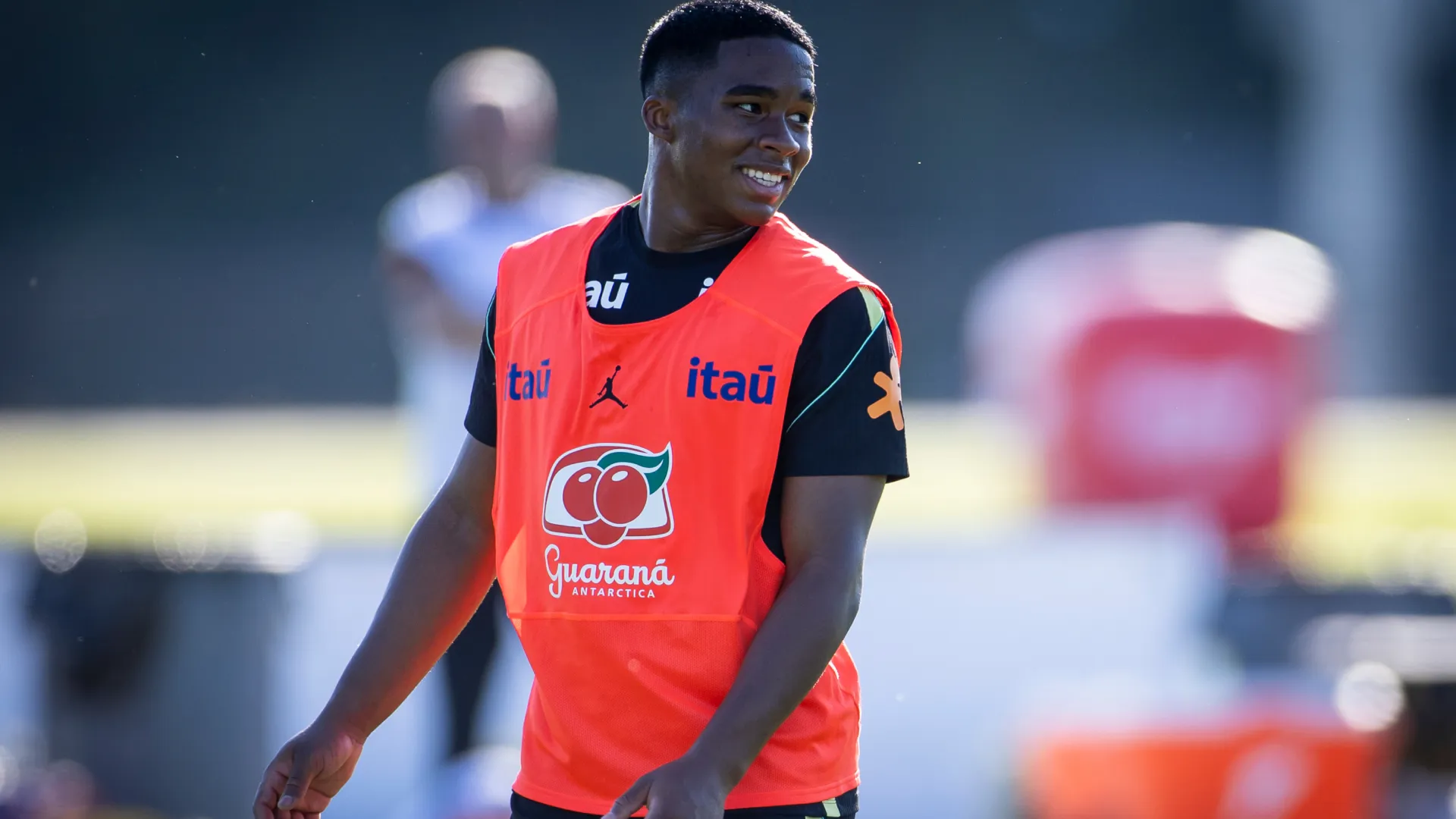 Endrick durante o treino da Seleção Brasileira – Foto: Ira L. Black/Getty Images