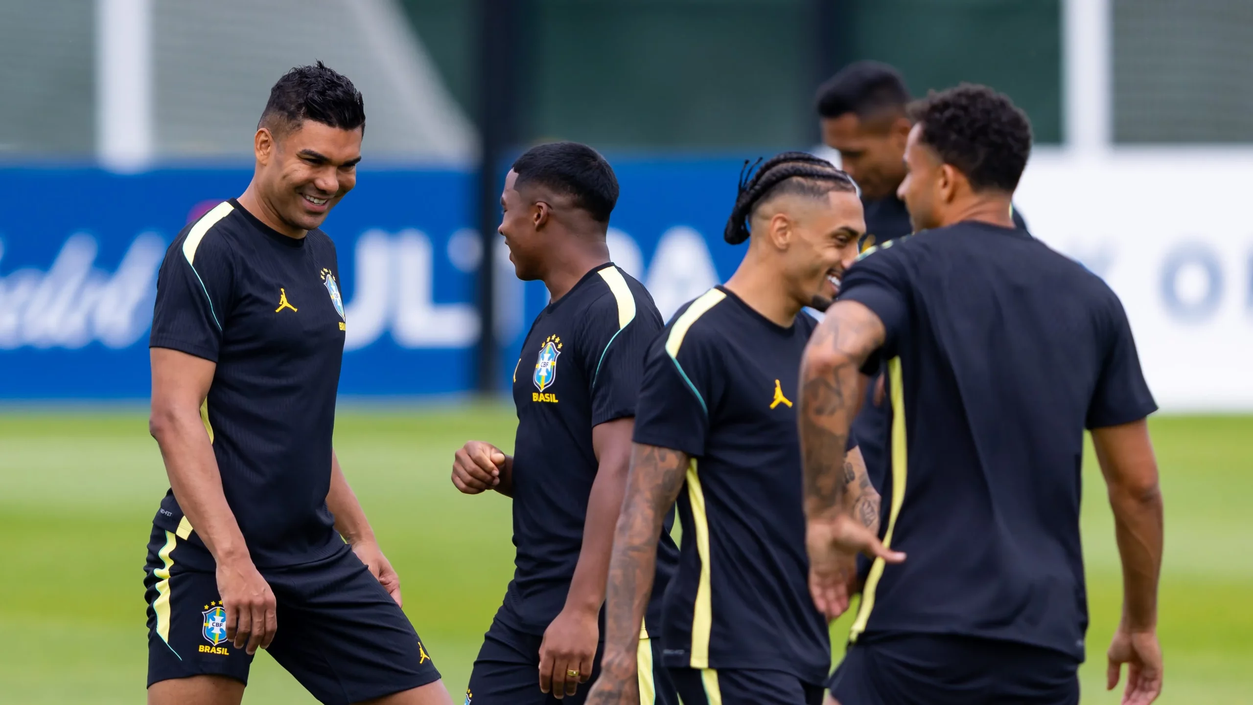 Foto: Rodolfo Buhrer/AGIF – Endrick ao lado de Casemiro e Raphinha em treino nos Estados Unidos.