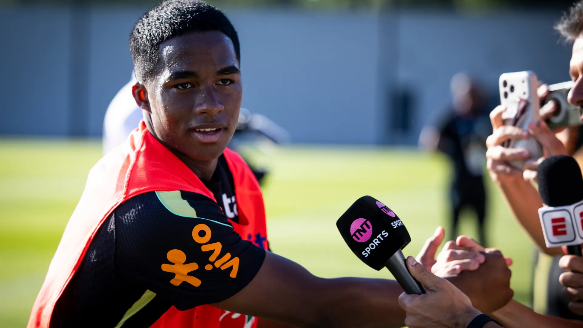 Endrick é um dos jogadores mais populares da Seleção Brasileira, porém deve ficar mais uma vez no banco na Copa – Foto: Ira L. Black/Getty Images