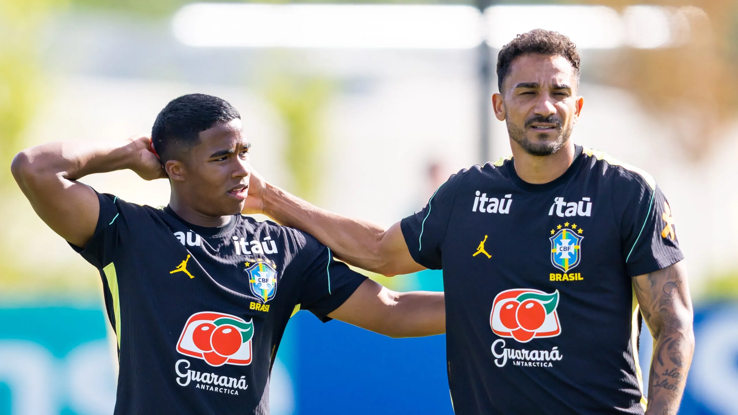 Foto: Rodolfo Buhrer/AGIF – Endrick ao lado de Danilo durante treino em Nova Jersey.