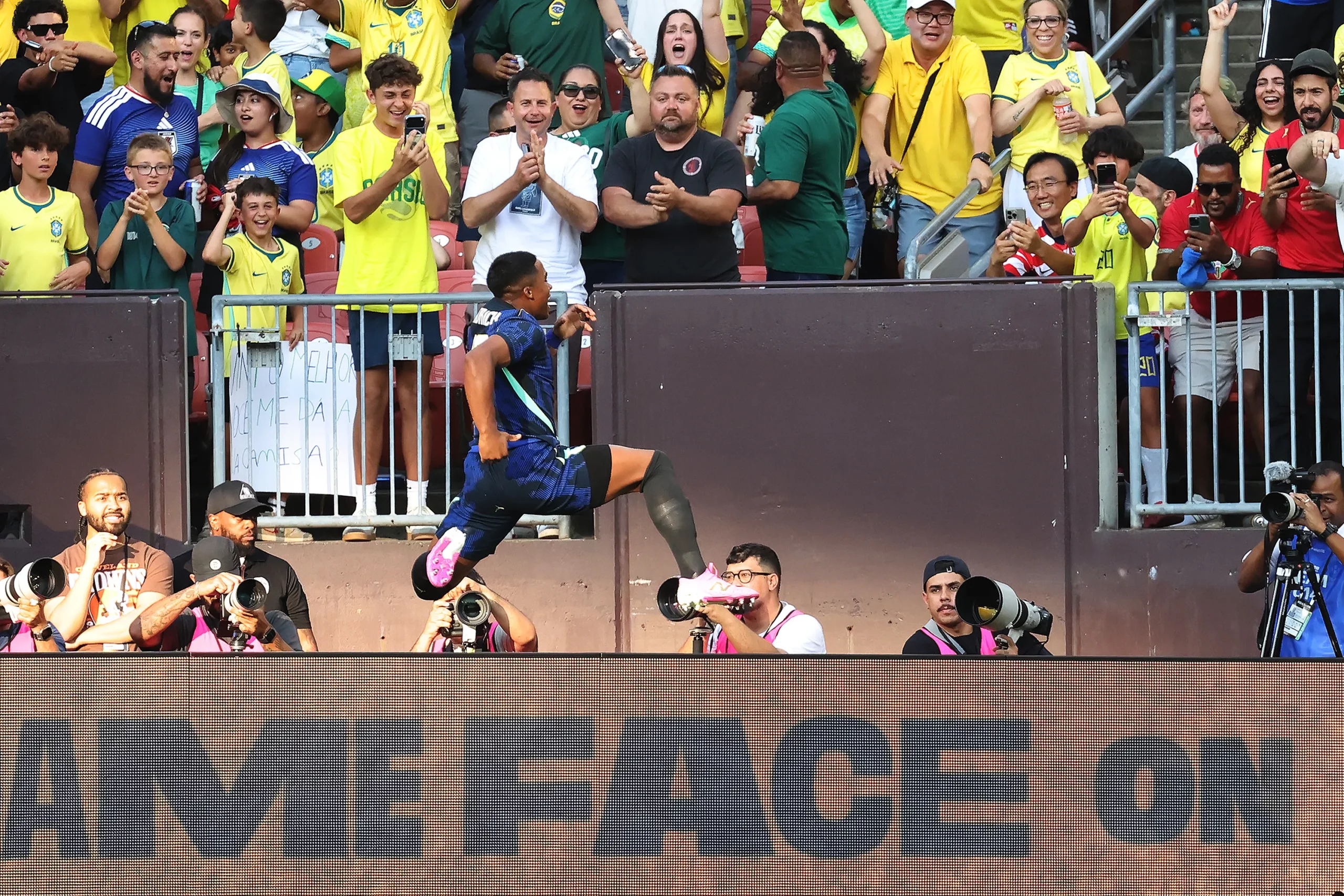 Endrick comemora gol diante do Egito. 