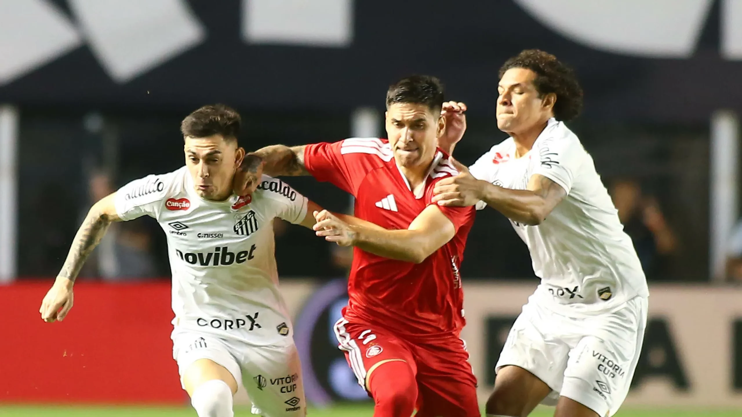 Foto: Mauricio De Souza/AGIF – Escobar em disputa de bola com jogador do Internacional.