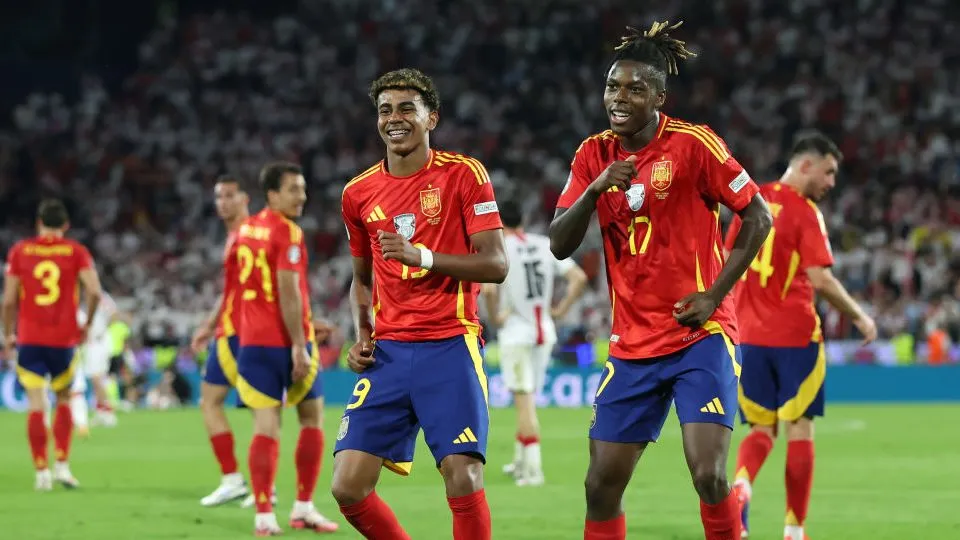 Nico Williams e Yamal pela Espanha. Foto: Alex Grimm/Getty Images
