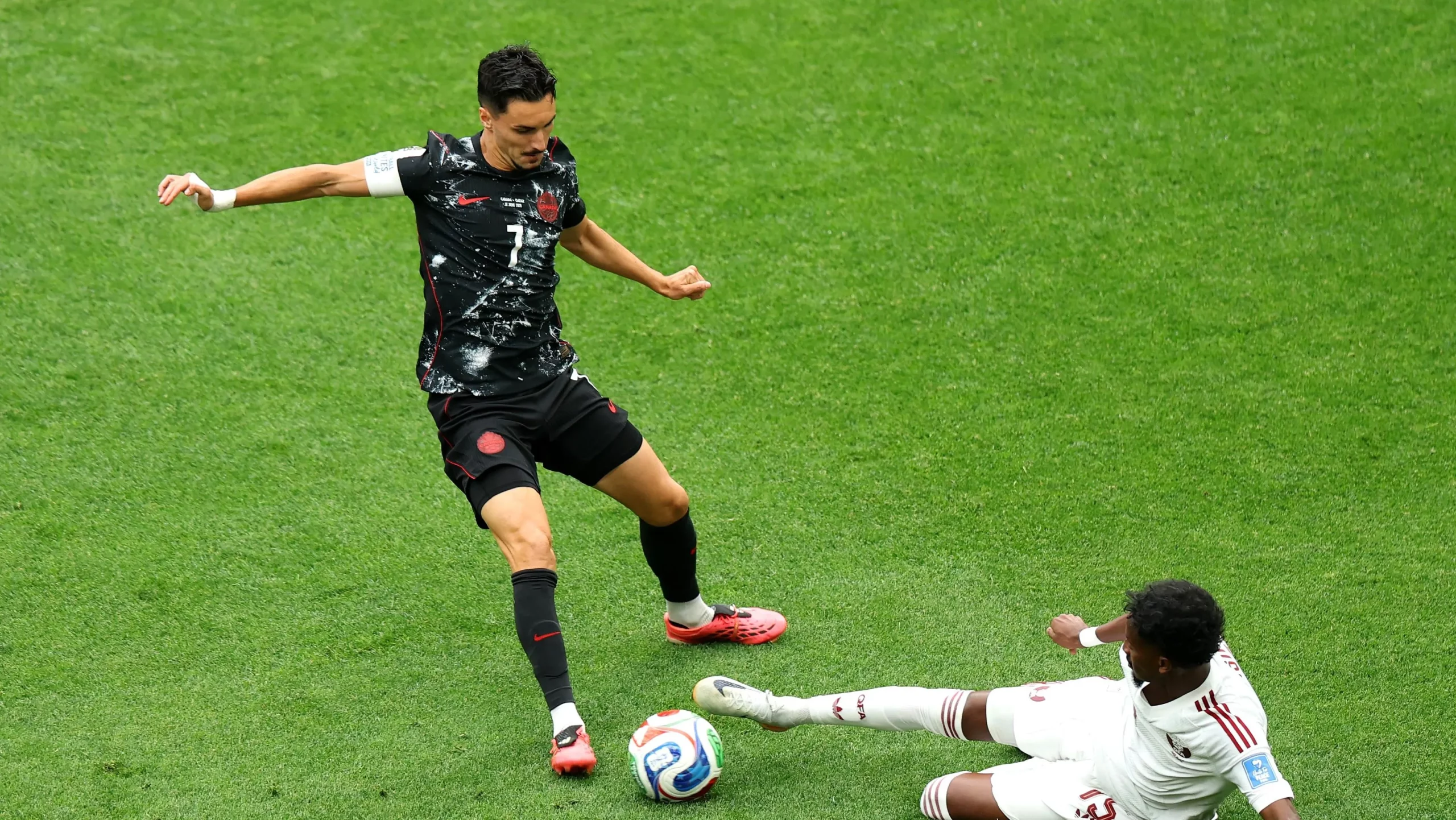 Foto: Emilee Chinn/Getty Images – Eustáquio, camisa 7 do Canadá, em ação durante jogo com Catar.