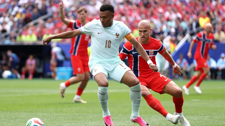 FOXBOROUGH, MASSACHUSETTS - JUNE 26: Kylian Mbappe #10 of France controls the ball under pressure from Leo Ostigard #4 of Norway during the FIFA World Cup 2026 Group I match between Norway and France at Boston Stadium on June 26, 2026 in Foxborough, Massachusetts. (Photo by Justin Setterfield/Getty Images)