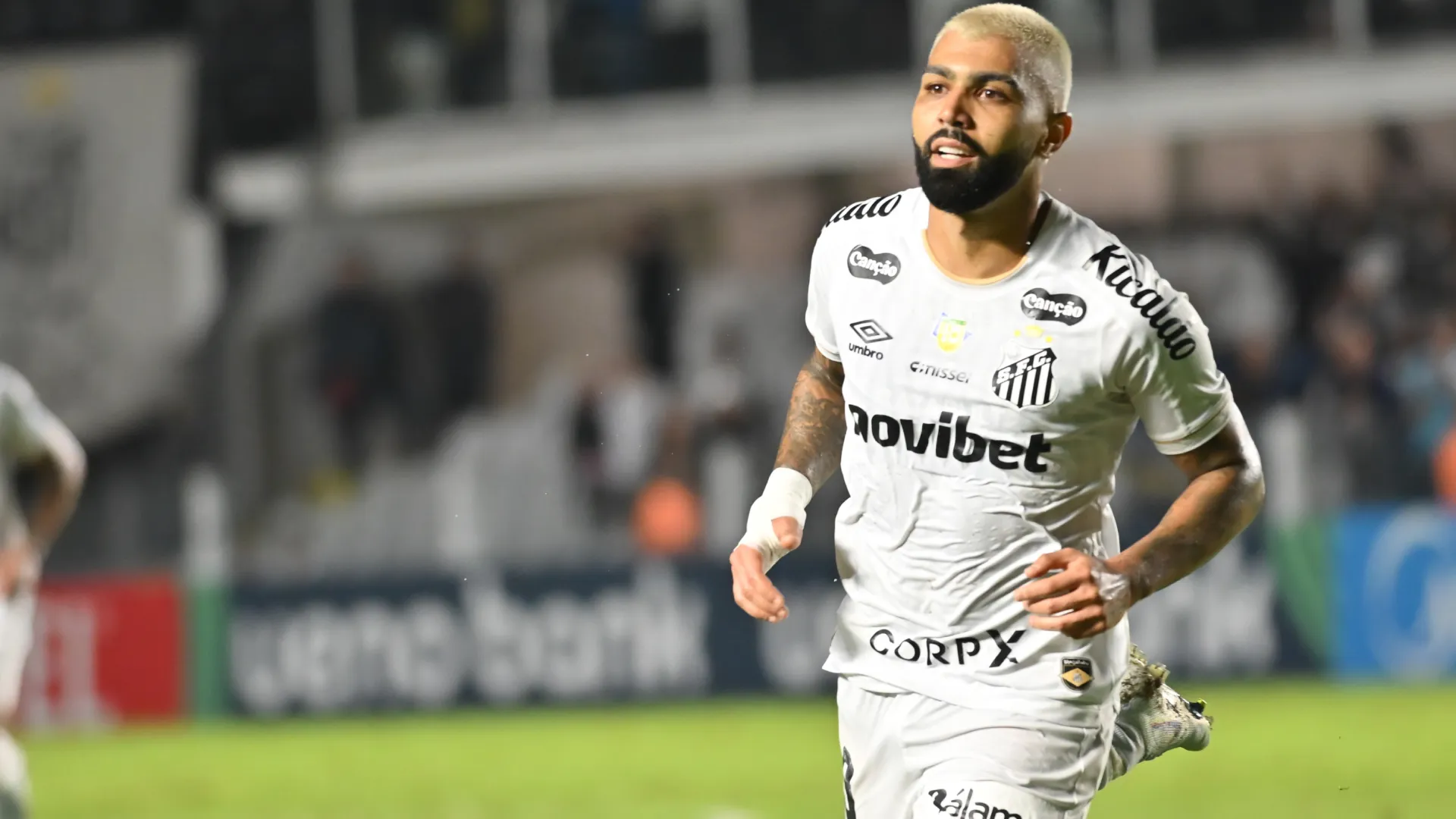 Gabriel Barbosa comemorando na Vila Belmiro – Foto: Jota Erre/AGIF