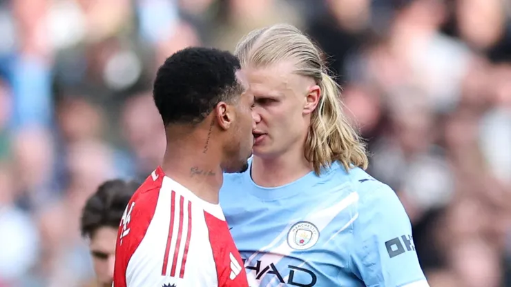 Magalhães em disputa com Haaland em City x Arsenal.