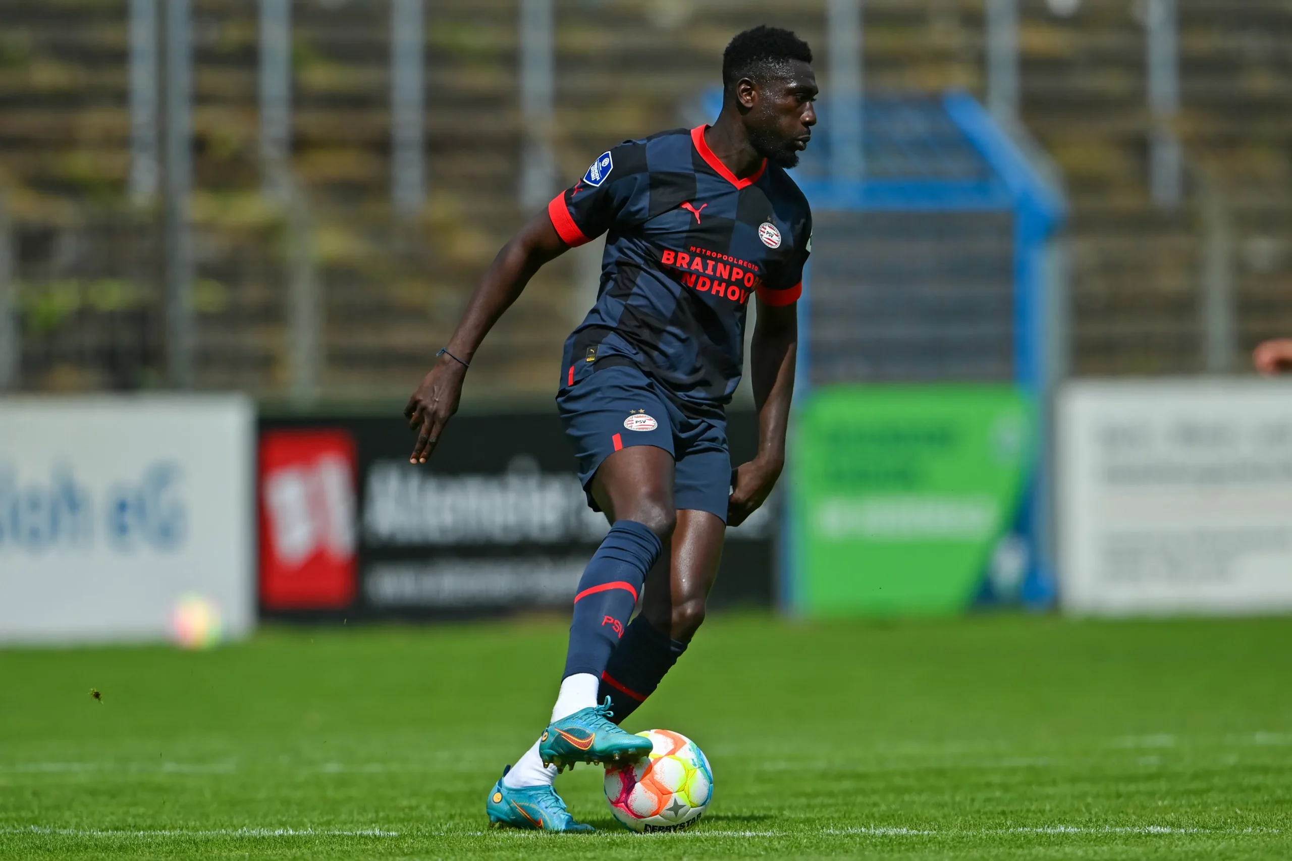 Derrick Luckassen defende Gana. Foto: Thomas F. Starke/Getty Images)