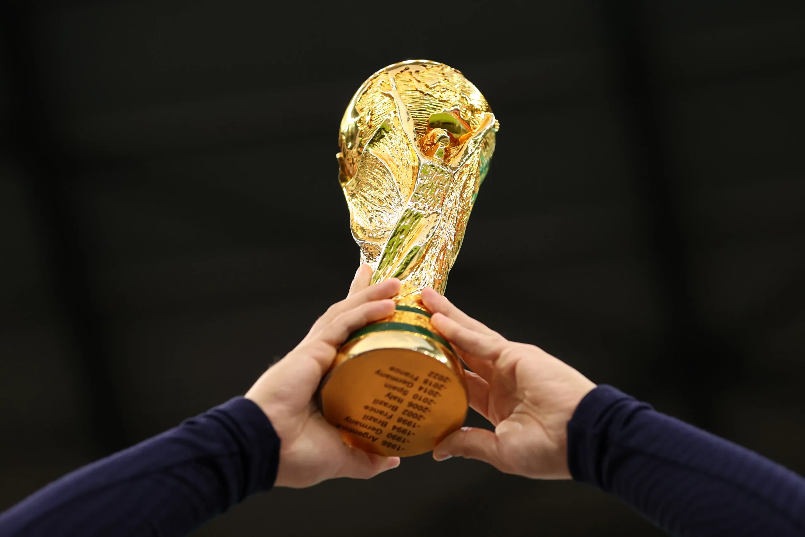 Troféu mais cobiçado do mundo do futebol. Foto: Ryan Pierse/Getty Images