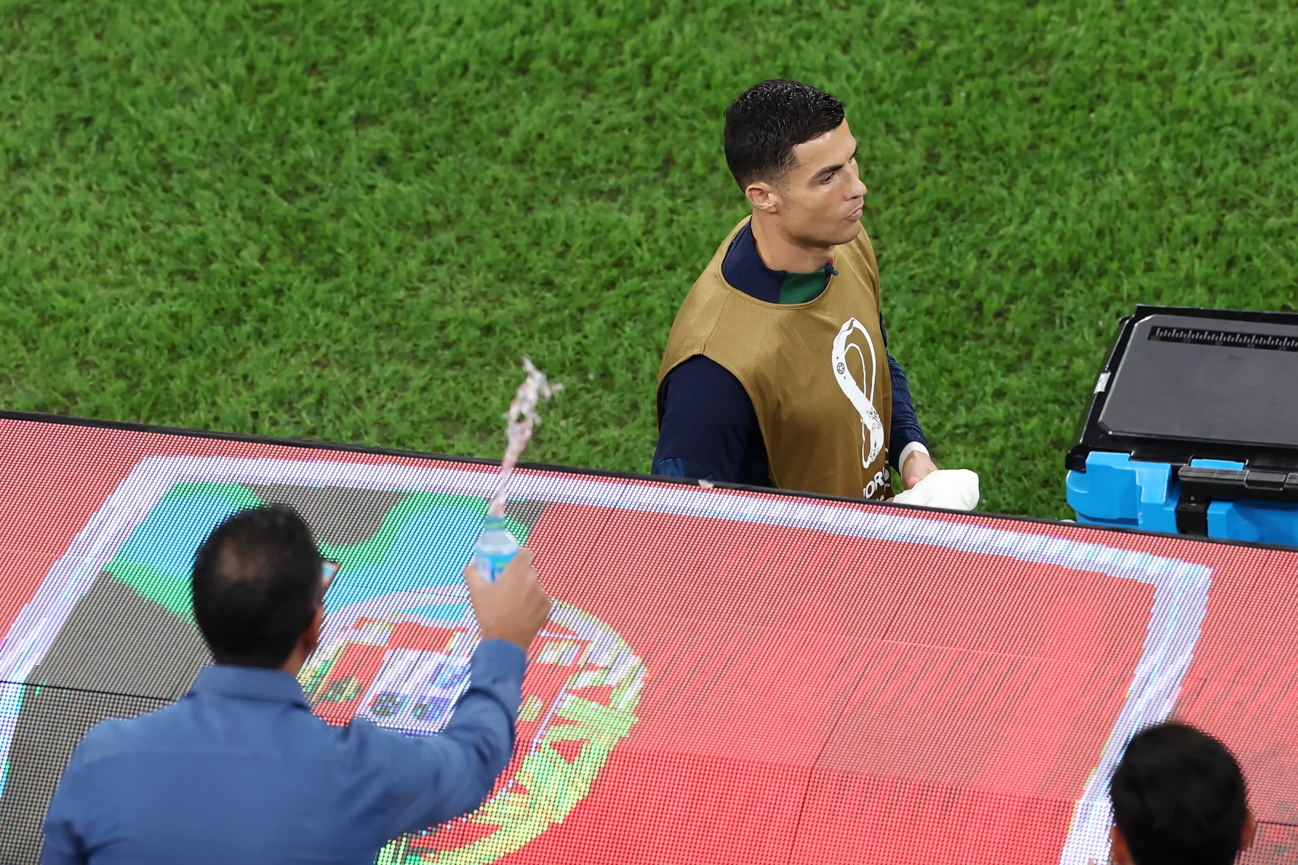 De acordo com a justificativa da FIFA, as garrafas poderiam ser utilizadas como objetos de arremesso, oferecendo riscos dentro dos estádios – Foto: Alex Grimm/Getty Images
