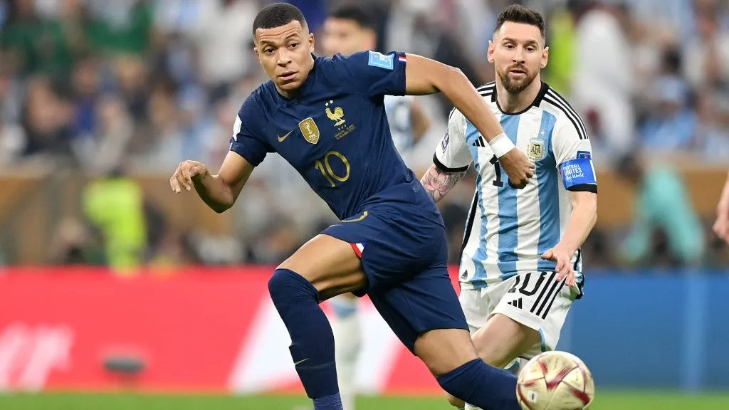 Mbappé e Messi travaram um duelo épico na final da Copa de 2022 (Photo by Dan Mullan/Getty Images)
