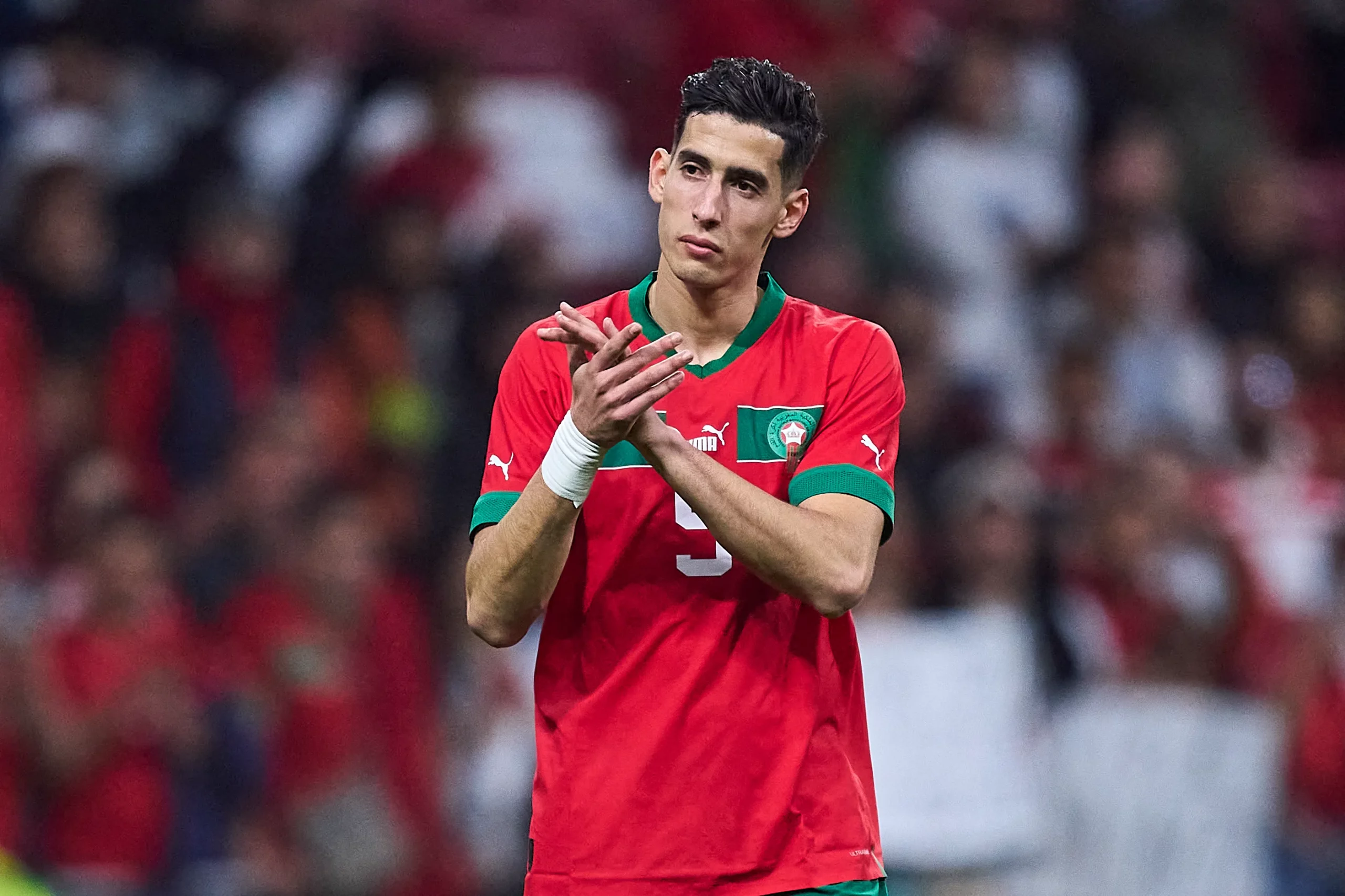 Aguerd é cortado antes do jogo contra o Brasil. Foto: Alex Caparros/Getty Images.