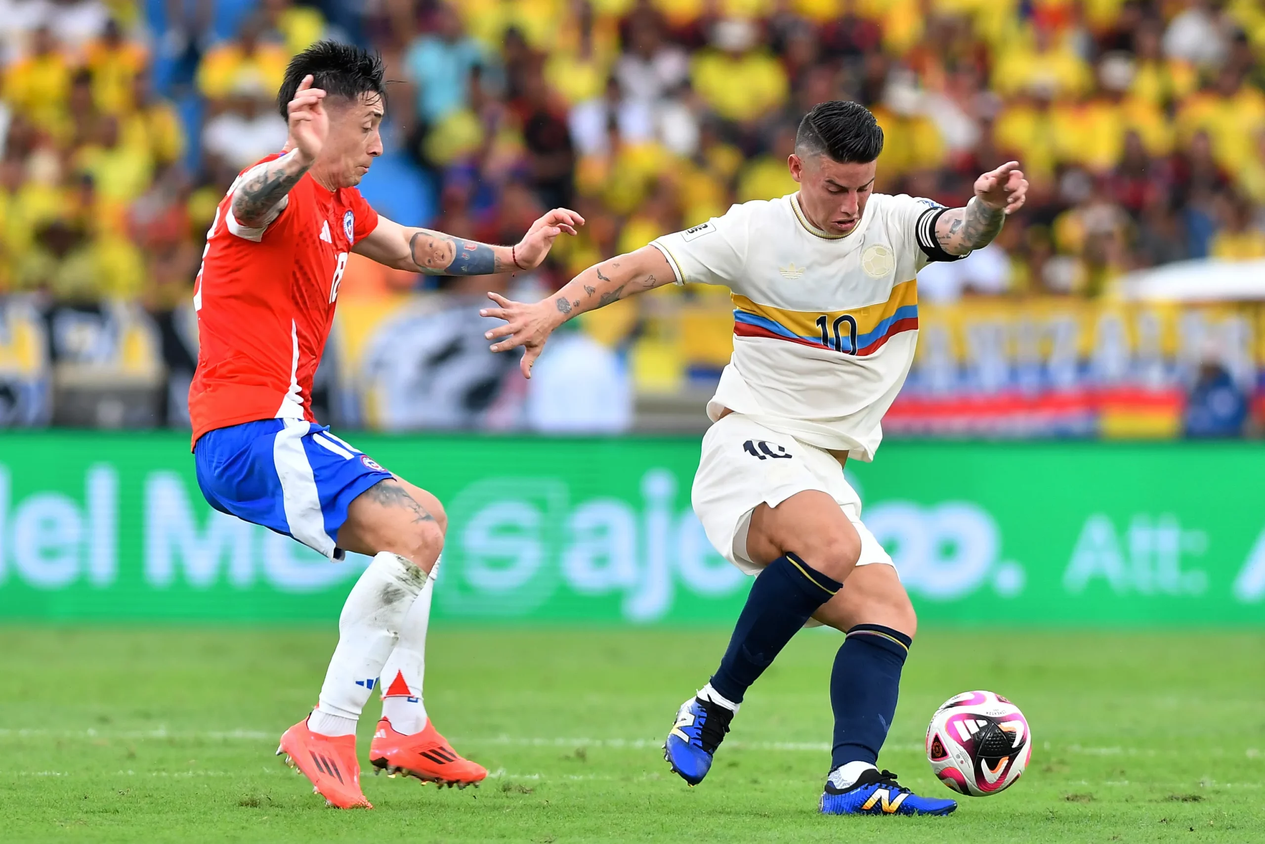 Em ação por seleção do Chile, Echeverría aperta marcação em James Rodríguez em jogo contra a Colômbiapelas Eliminatórias – Foto: Gabriel Aponte/Getty Images