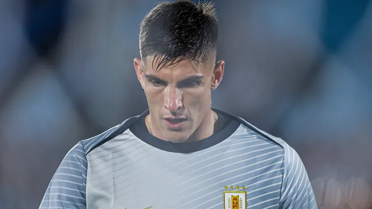 MONTEVIDEO, URUGUAY - SEPTEMBER 04: Sergio Rochet of Uruguay warms up prior to the South American FIFA World Cup 2026 Qualifier match between Uruguay and Peru at Centenario Stadium on September 04, 2025 in Montevideo, Uruguay. (Photo by Ernesto Ryan/Getty Images)
