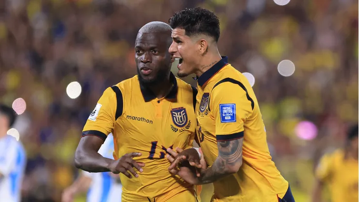 Enner Valencia e Hincapié pela seleção do Equador. (Photo by Franklin Jacome/Getty Images)