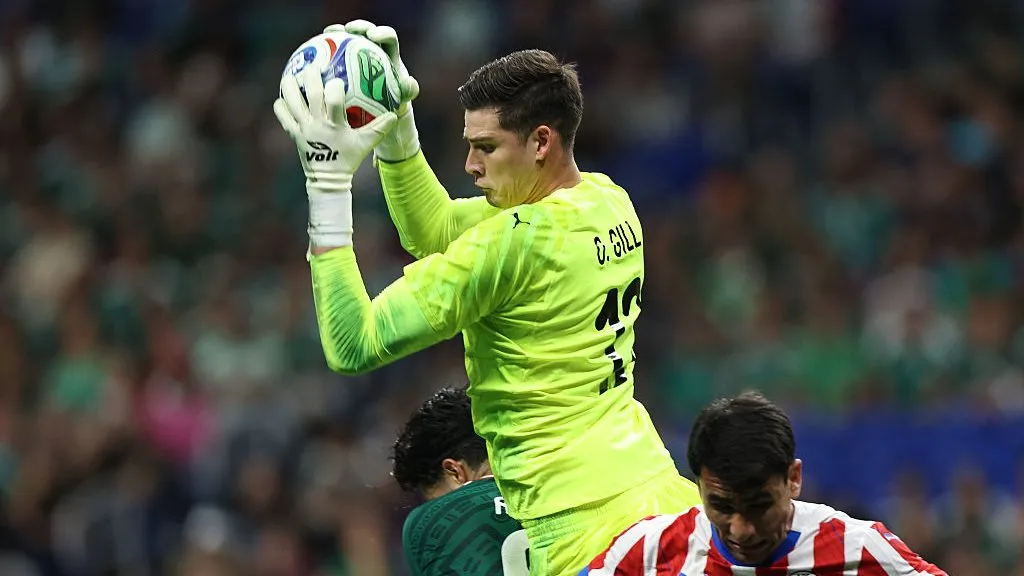 Orlando Gill em ação pelo Paraguai (Photo by Omar Vega/Getty Images)