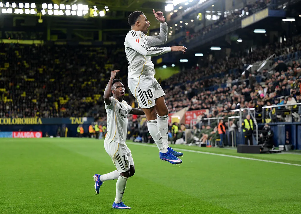 Kylian Mbappé, do Real Madrid, comemora o segundo gol de sua equipe com o companheiro de time Vinicius Junior. (Photo by David Ramos/Getty Images)