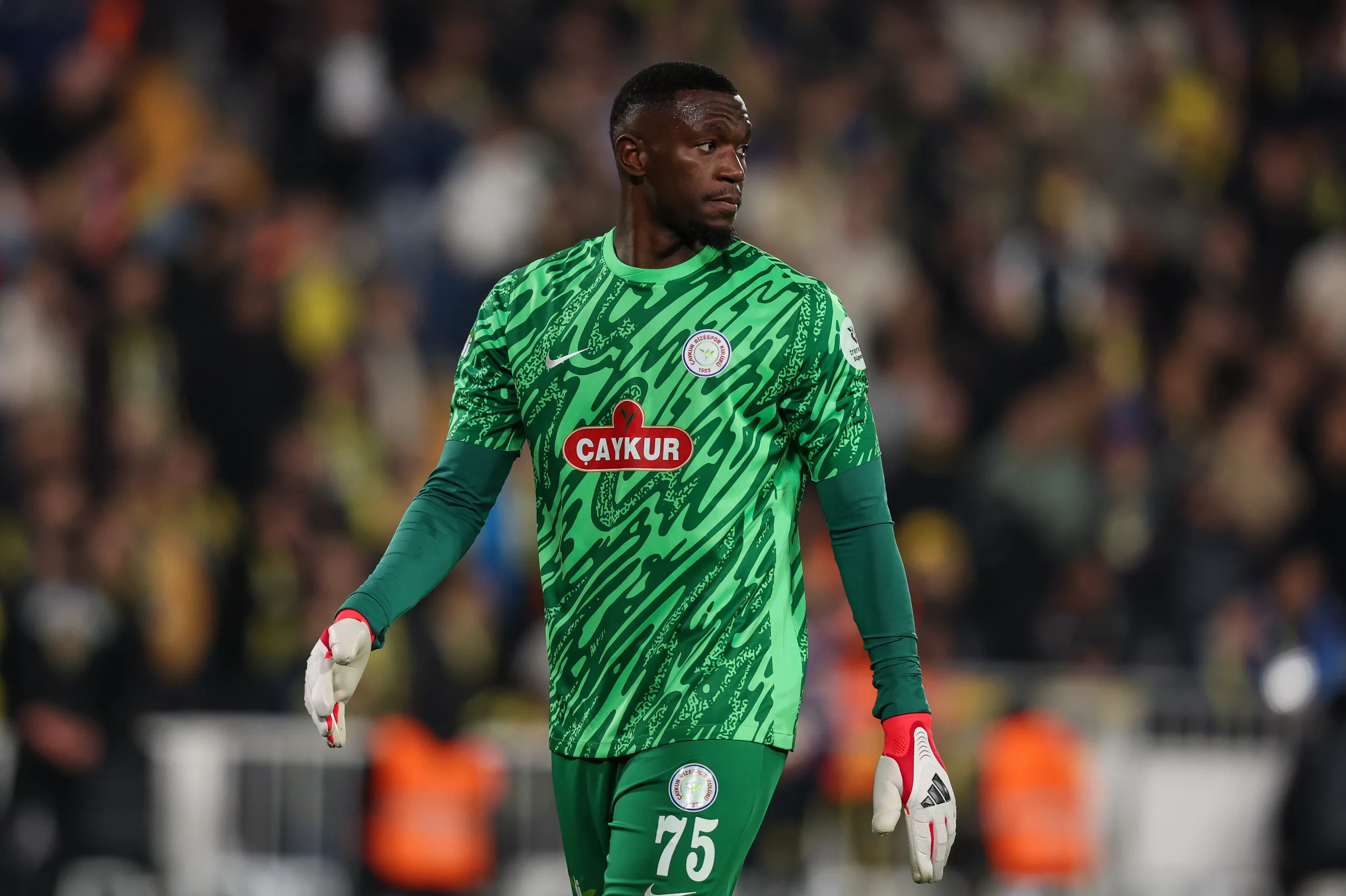ahia Fofana do Rizespor observa durante a partida Trendyol Süper Lig entre Fenerbahce SK e Caykur Rizespor. (Photo by Ahmad Mora/Getty Images)