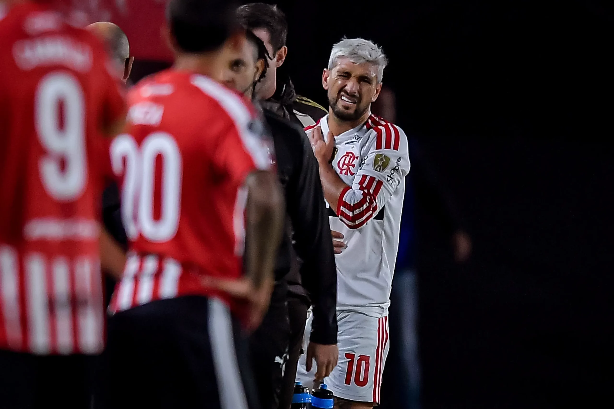 Arrascaeta se machucou em jogo pelo Flamengo na Libertadore. Foto: Marcelo Endelli/Getty Images.
