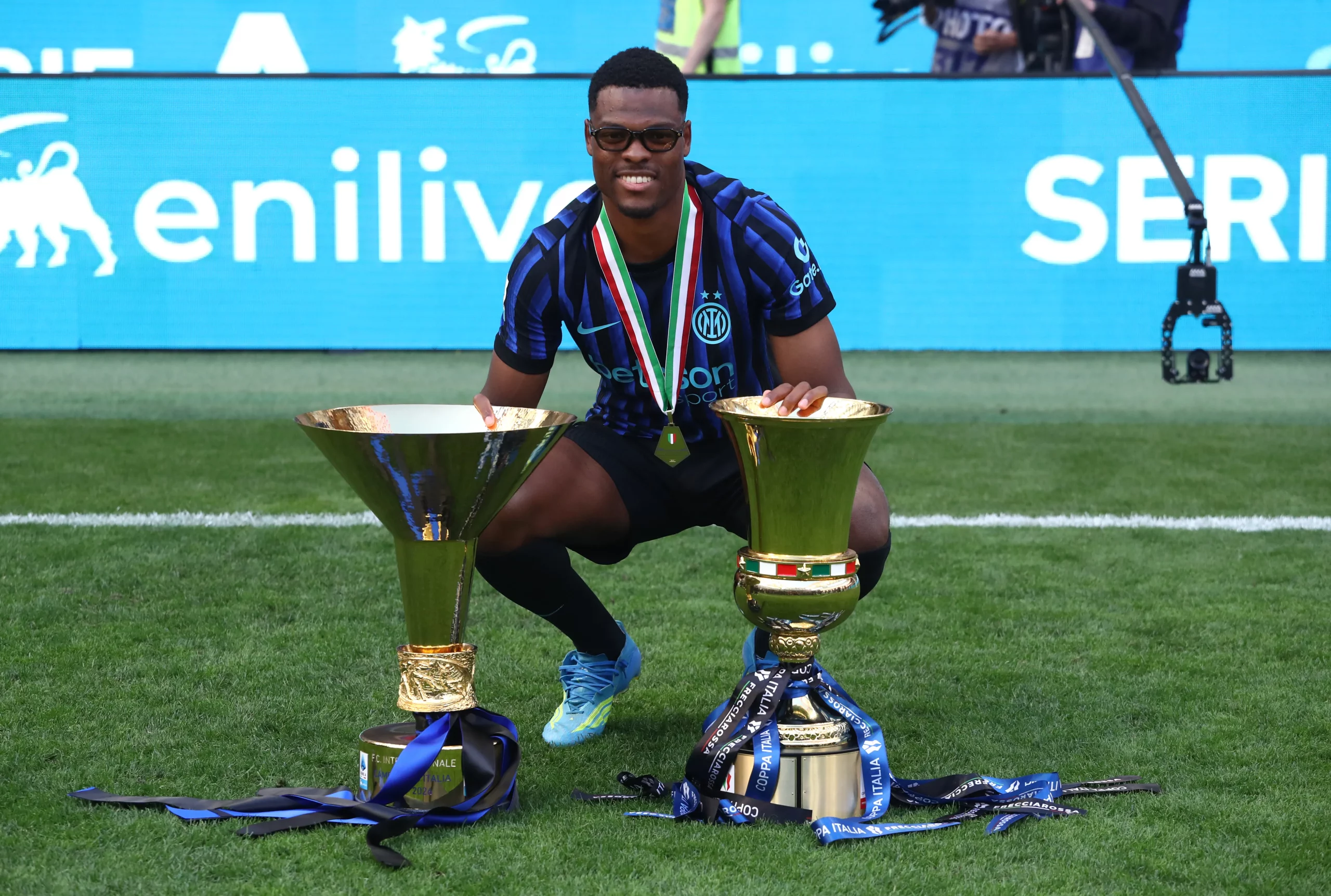 MILAN, ITALY – MAY 17: Denzel Dumfries of FC Internazionale Milano poses for a photo with the Coppa Campioni d’Italia and Coppa Italia trophies following the Serie A match between FC Internazionale and Hellas Verona FC at Giuseppe Meazza Stadium on May 17, 2026 in Milan, Italy. (Photo by Marco Luzzani/Getty Images)