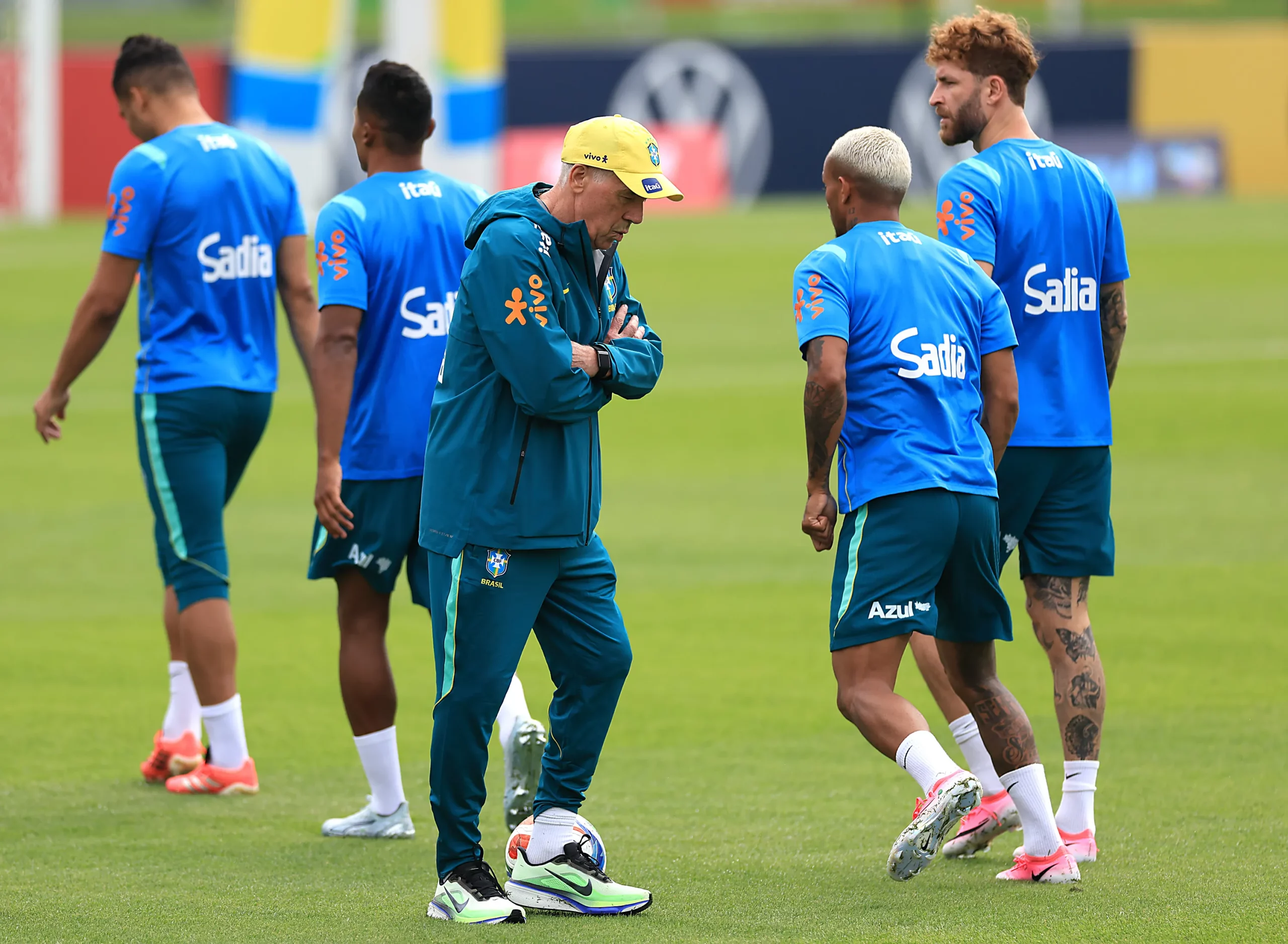 Ancelotti comandando treino do Brasil. Foto: Buda Mendes/Getty Images
