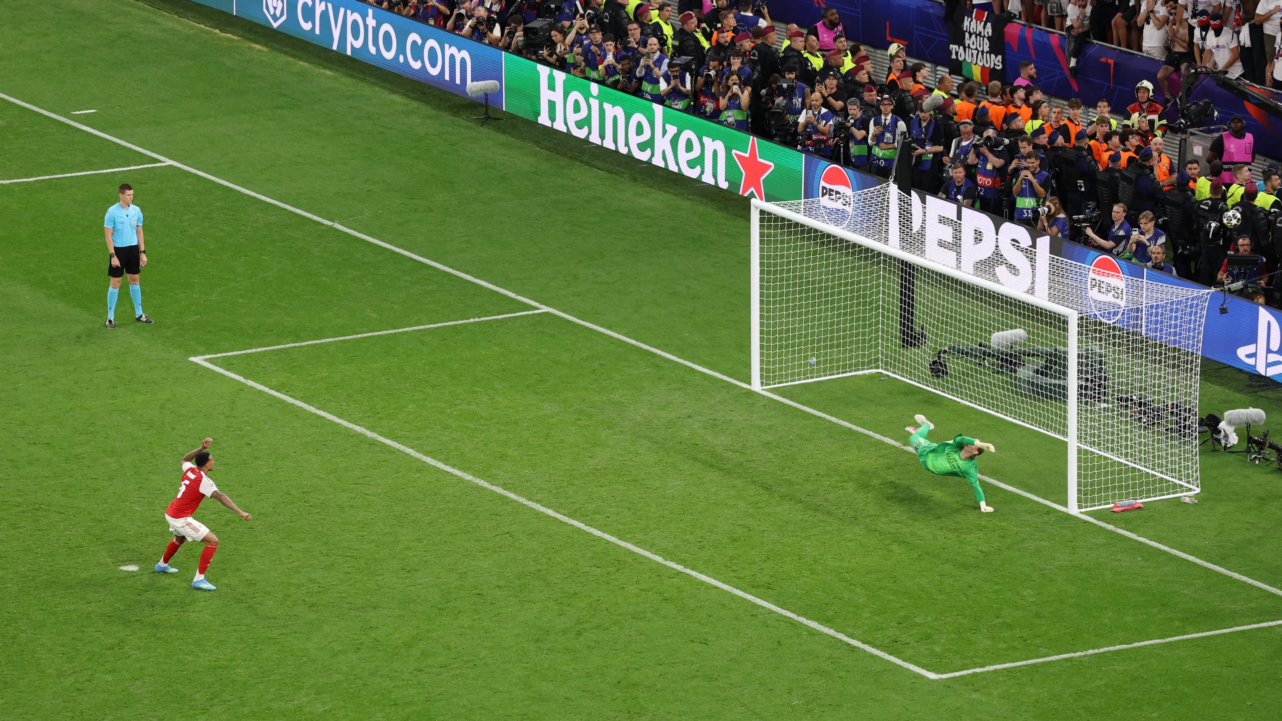 Pênalti batido por Gabriel Magalhães na final da Champions League. (Photo by Richard Heathcote/Getty Images)