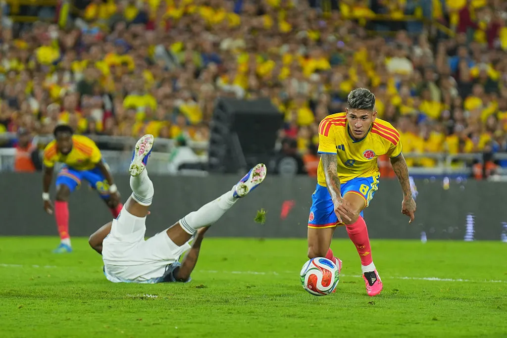 Jorge Carrascal dribla a bola durante o amistoso internacional entre Colômbia e Costa Rica. (Photo by Leonardo Castañeda/Getty Images)