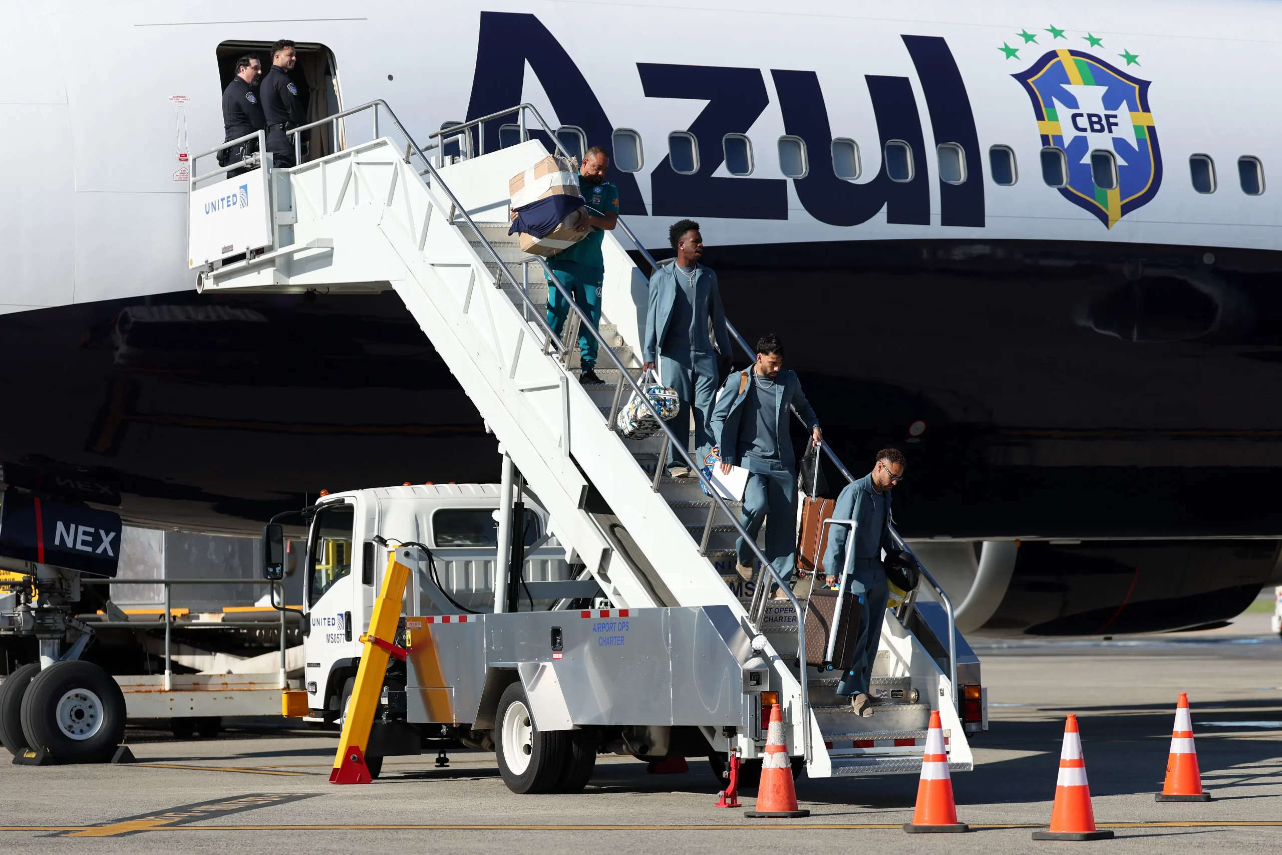 NEWARK, NEW JERSEY – JUNE 02: Team Brazil disembarks after arriving to the United States ahead of the World Cup at Newark Liberty International Airport on June 02, 2026 in Newark, New Jersey. (Photo by Jordan Bank/Getty Images)