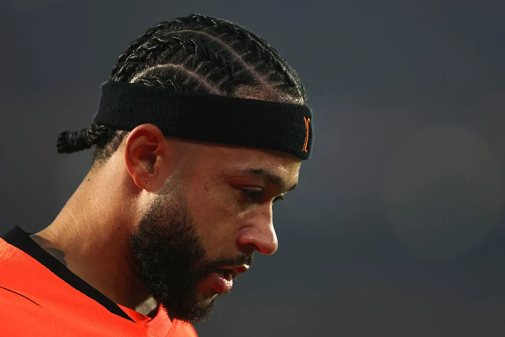 Memphis Depay, da seleção dos Países Baixos, observa a partida durante o amistoso internacional entre Países Baixos e Argélia. (Photo by Dean Mouhtaropoulos/Getty Images)