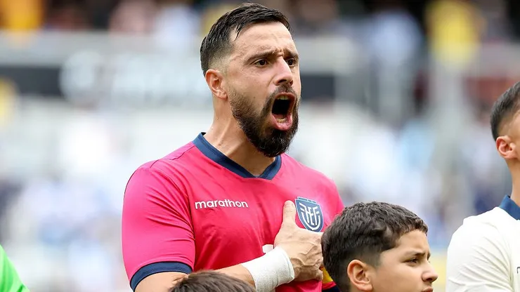 Hernan Galindez, nº 1 do Equador, canta durante a execução do hino nacional antes do início do amistoso internacional contra a Guatemala. (Photo by Kirk Irwin/Getty Images)