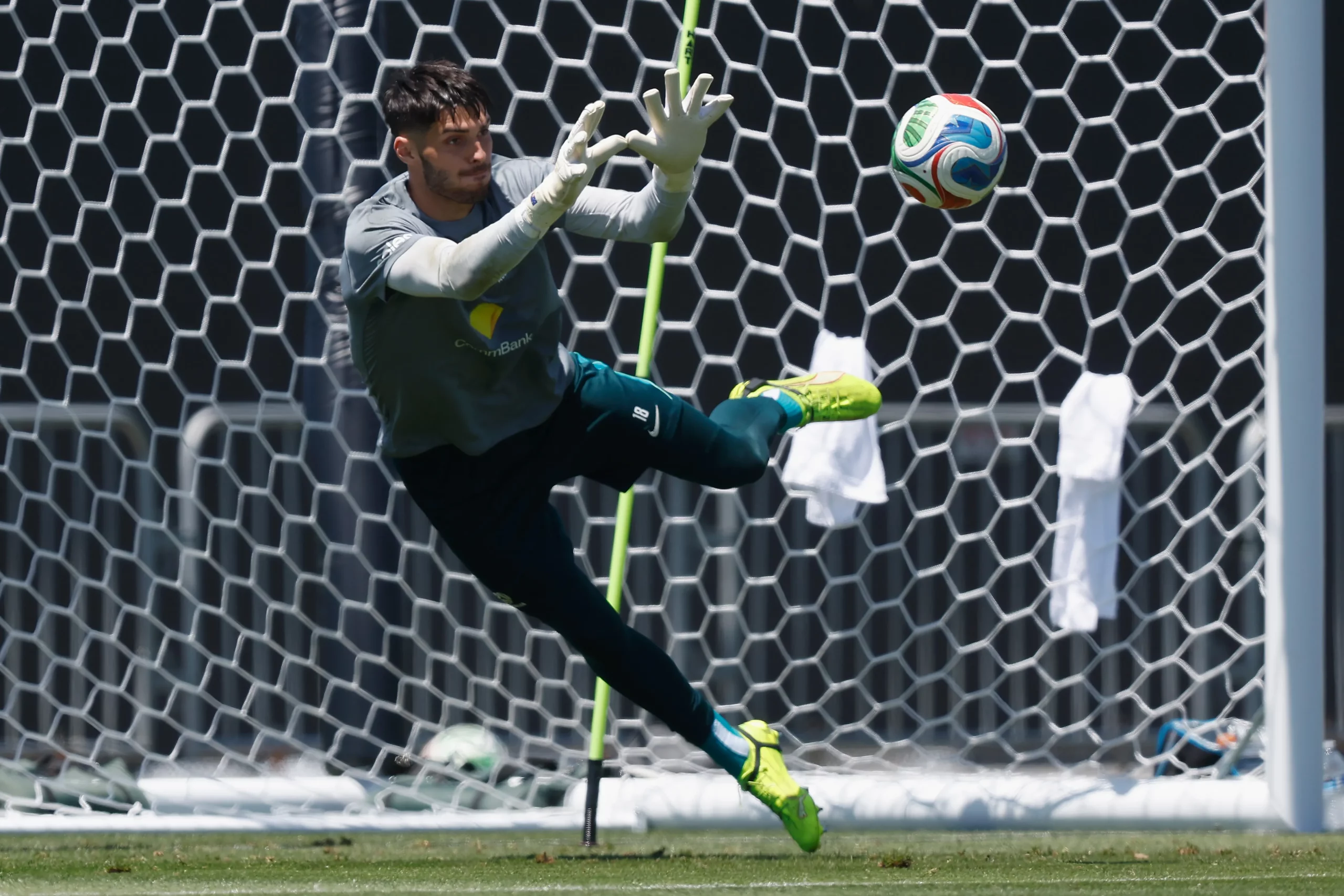 Goleiro Patrick Beach, número 18 da Austrália, treina durante uma sessão de preparação para a Copa do Mundo. (Photo by Lachlan Cunningham/Getty Images)