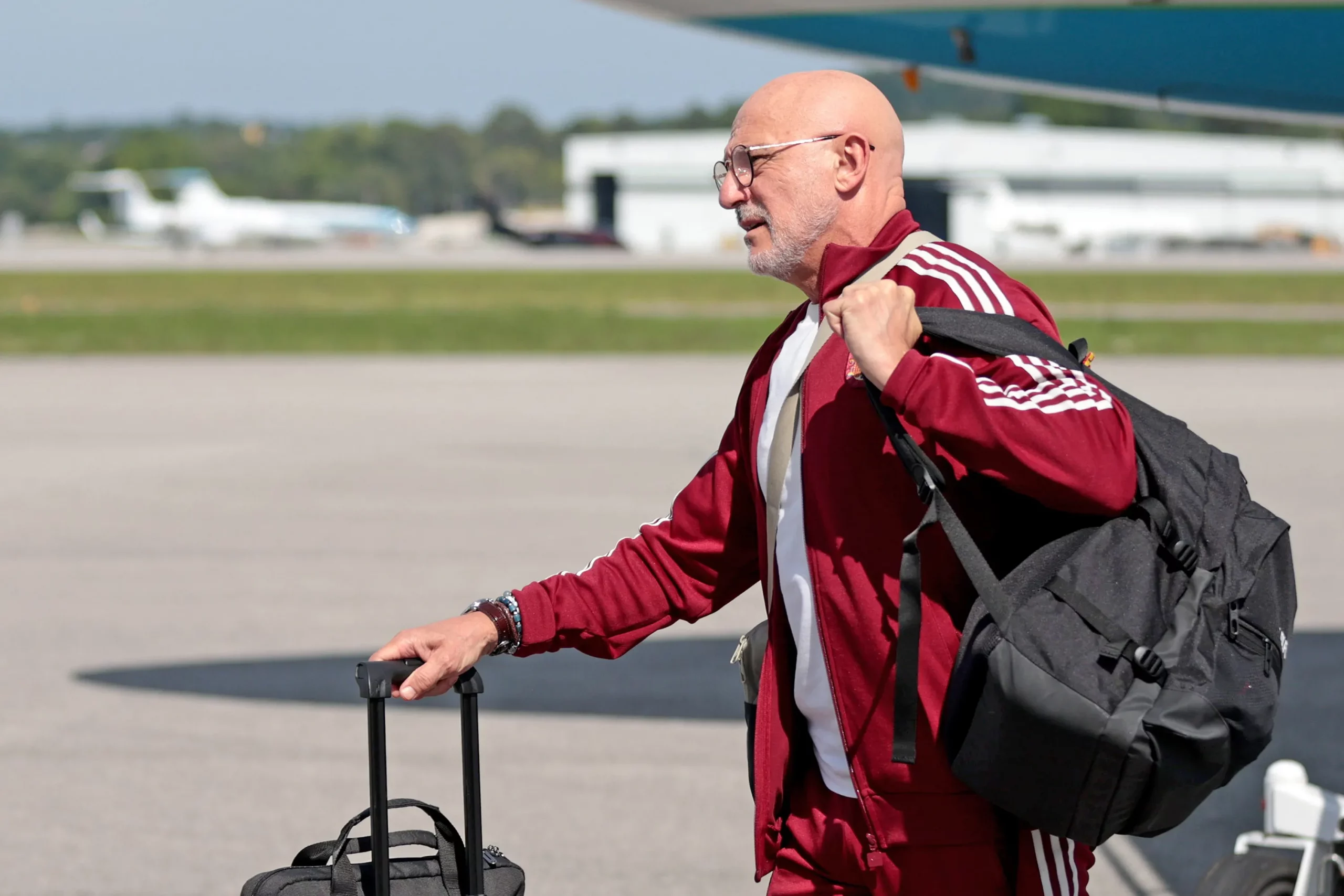 CHATTANOOGA, TENNESSEE – JUNE 05: Head Coach Luis de la Fuente of Team Spain arrives ahead of the World Cup at Chattanooga Metropolitan Airport on June 05, 2026 in Chattanooga, Tennessee. (Photo by Coral Scoles-Coburn/Getty Images)