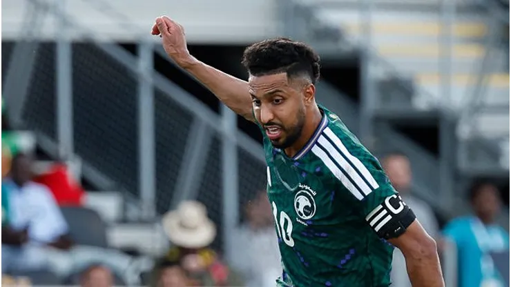 Salem Al-Dawsari, número 10 da Arábia Saudita, se prepara para chutar durante o primeiro tempo do amistoso internacional entre Arábia Saudita e Senegal. (Photo by Ronald Cortes/Getty Images)