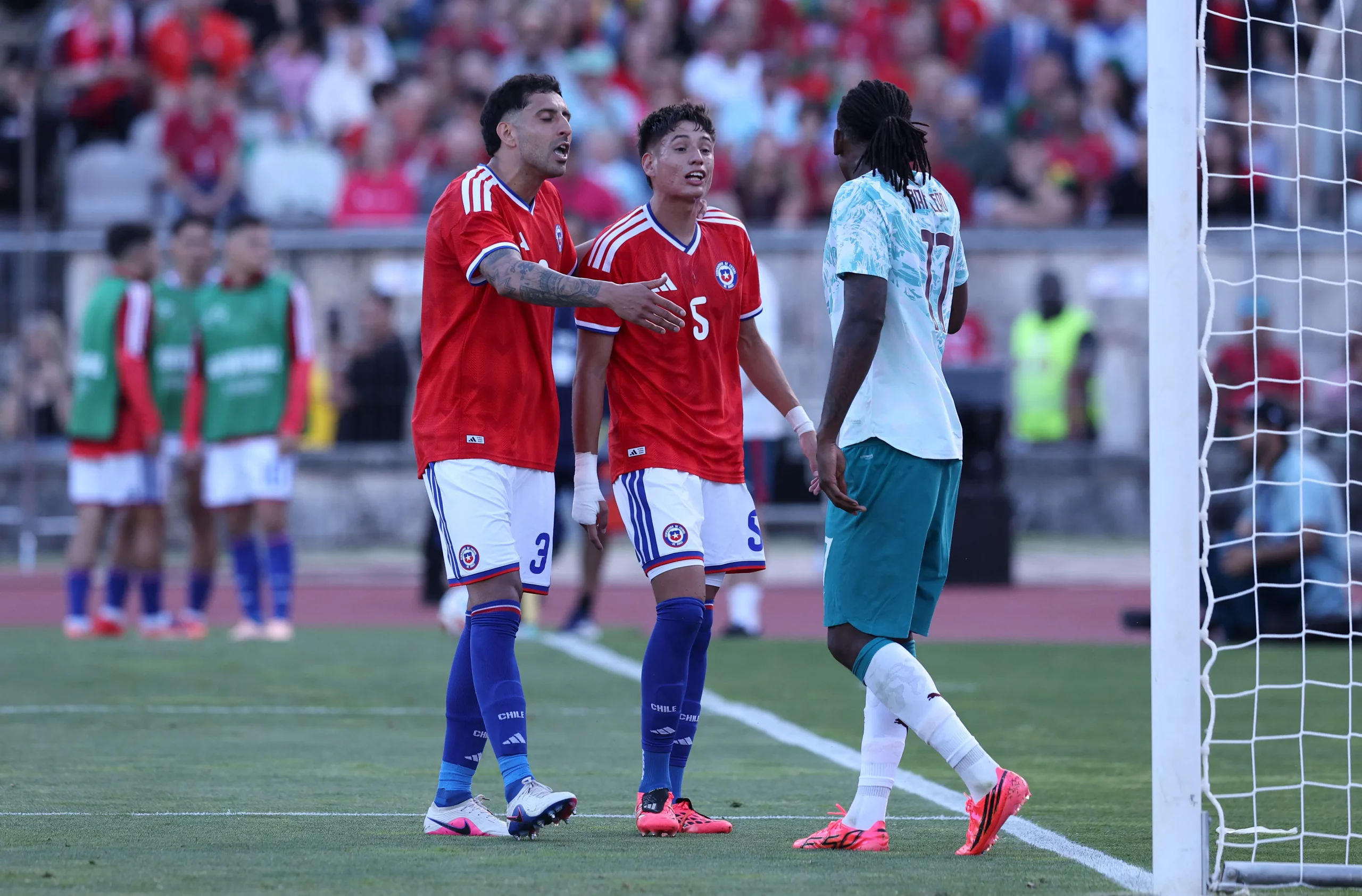 Confusão aconteceu aos 44 minutos do primeiro tempo. Foto: Carlos Rodrigues/Getty Images