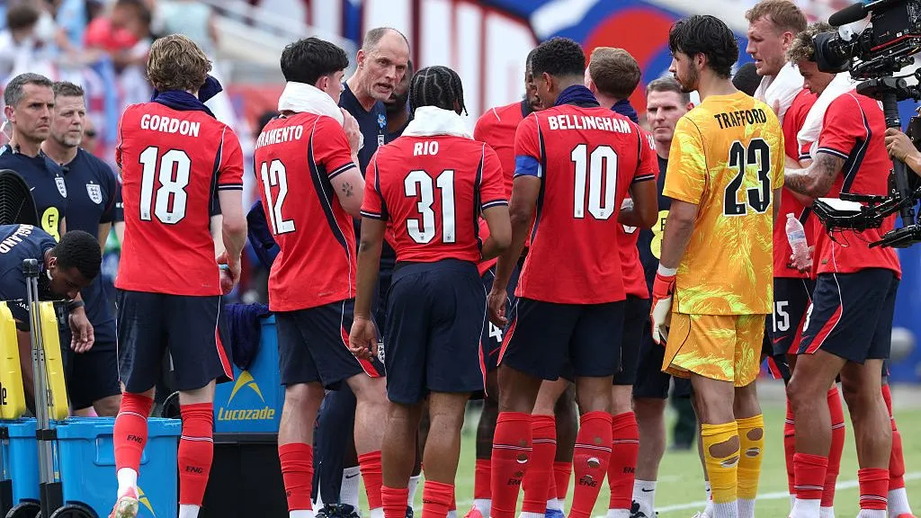 Tuchel conversa com time inglês durante amistoso contra a Nova Zelândia – (Photo by Richard Pelham/Getty Images)