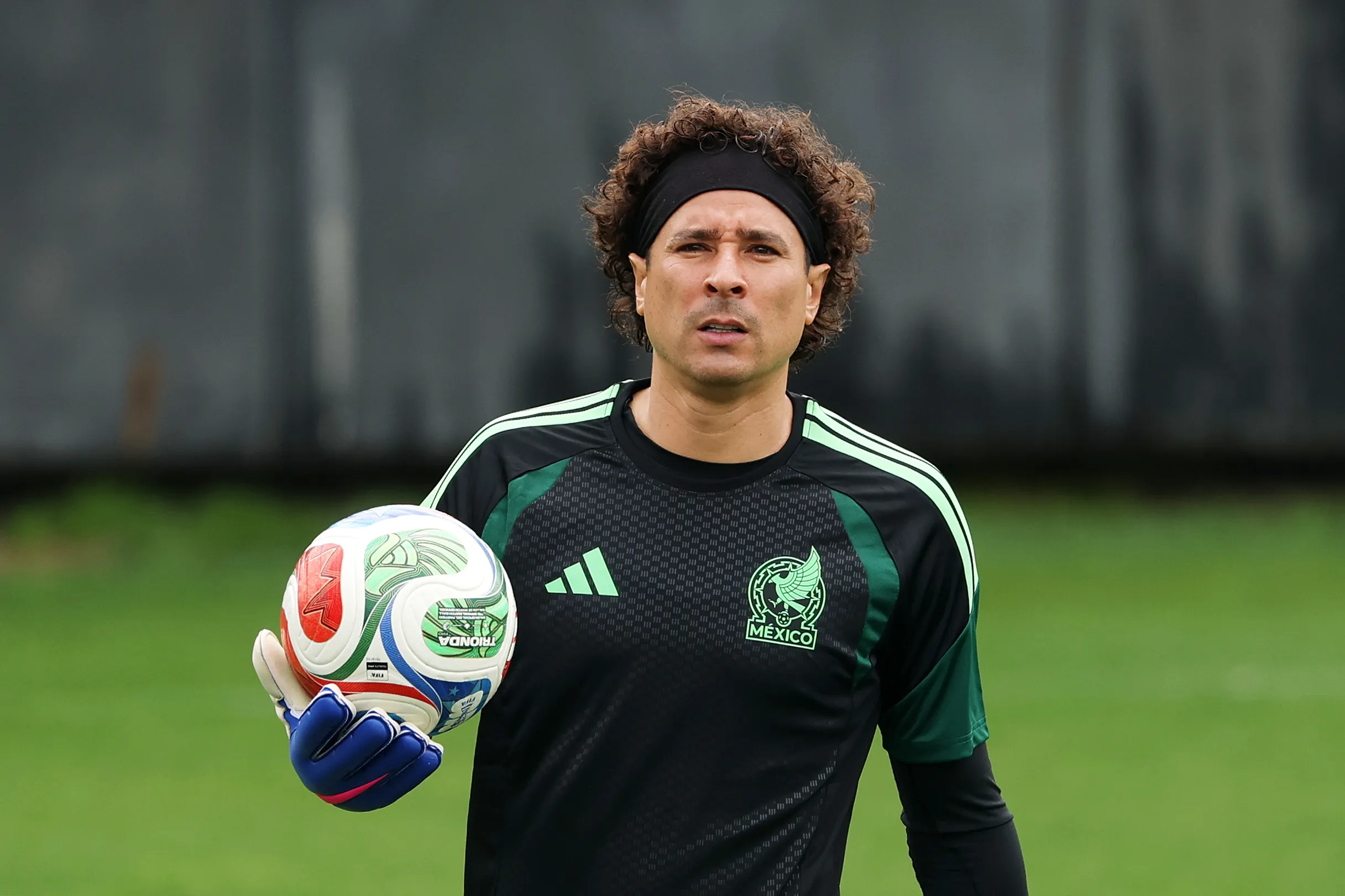 Técnico do México manteve a disputa aberta durante os amistosos preparatórios, alternando entre Ochoa, Raúl Rangel e Carlos Acevedo – Foto: Luke Hales/Getty Images