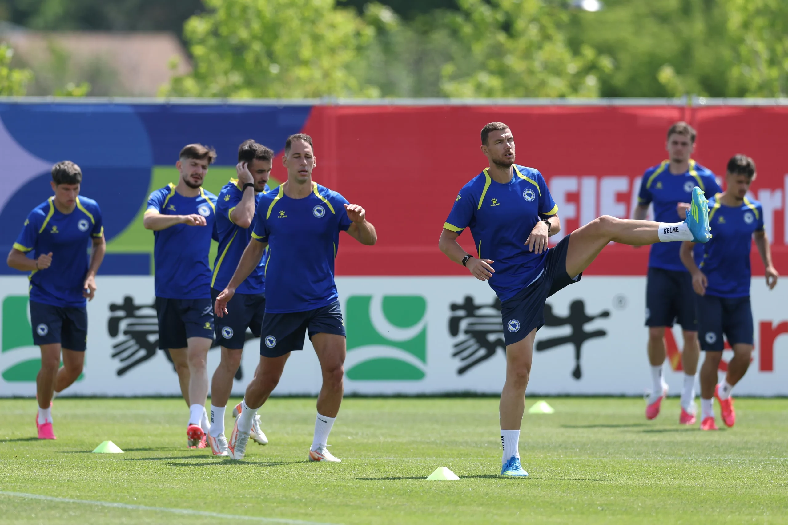 Dzeko treinando nesta quinta-feira (11). Foto: Michael Steele/Getty Images