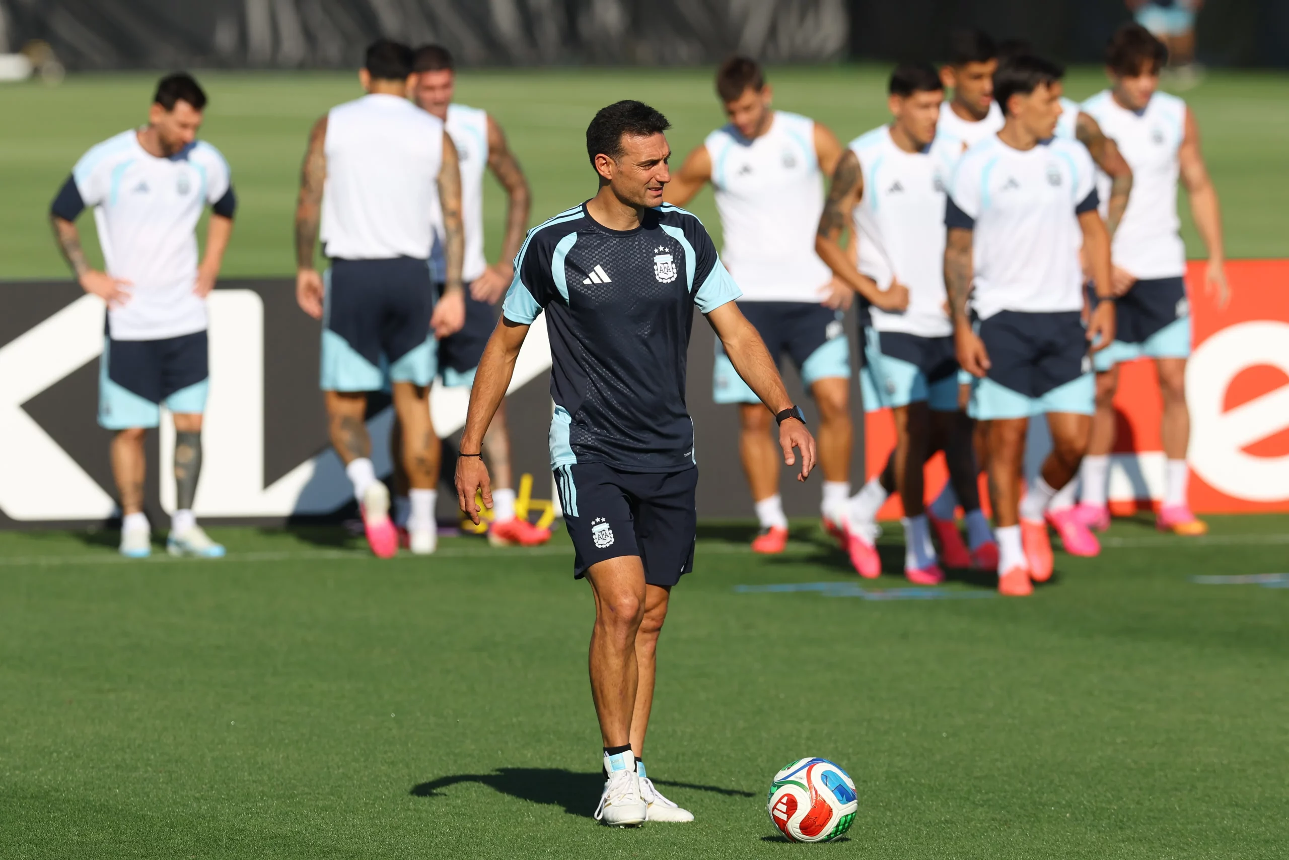 Scaloni prepara time da Argentina para a estreia. Foto: Alejandro Pagni/Getty Images.
