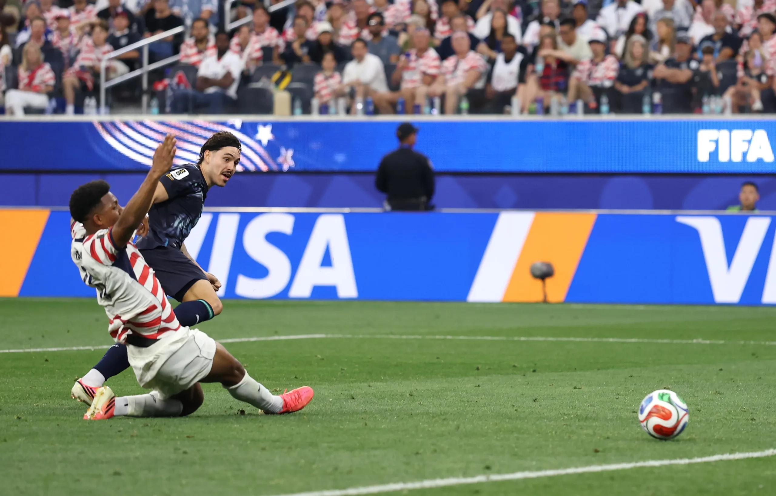 Momento do gol marcado por Maurício. Foto: Richard Heathcote/Getty Images
