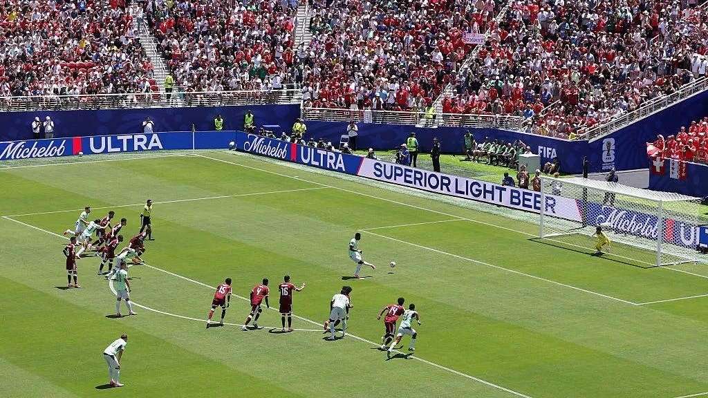 Embolo cobra o penal no empate contra o Catar – (Photo by Fran Santiago/Getty Images)
