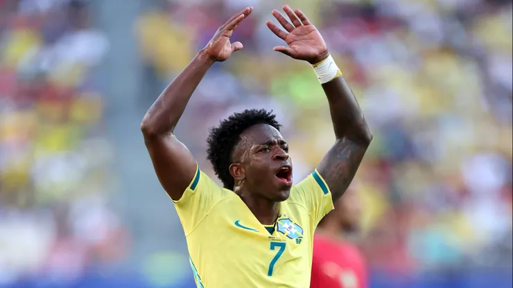 Vini Júnior comemorando seu gol no jogo