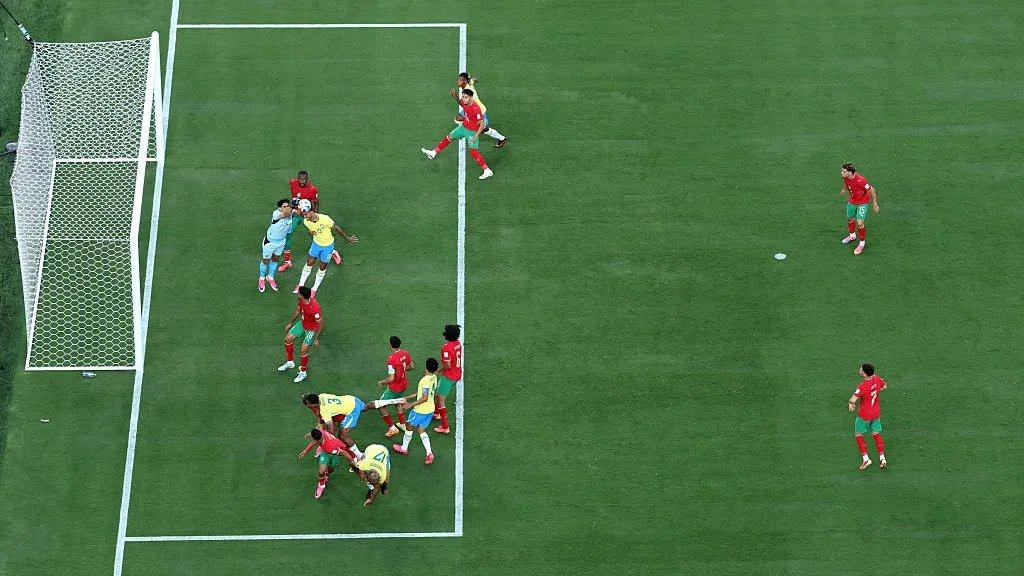 Danilo sobe para cabecear na partida entre Brasil X Marrocos – (Photo by Kevin C. Cox/Getty Images)