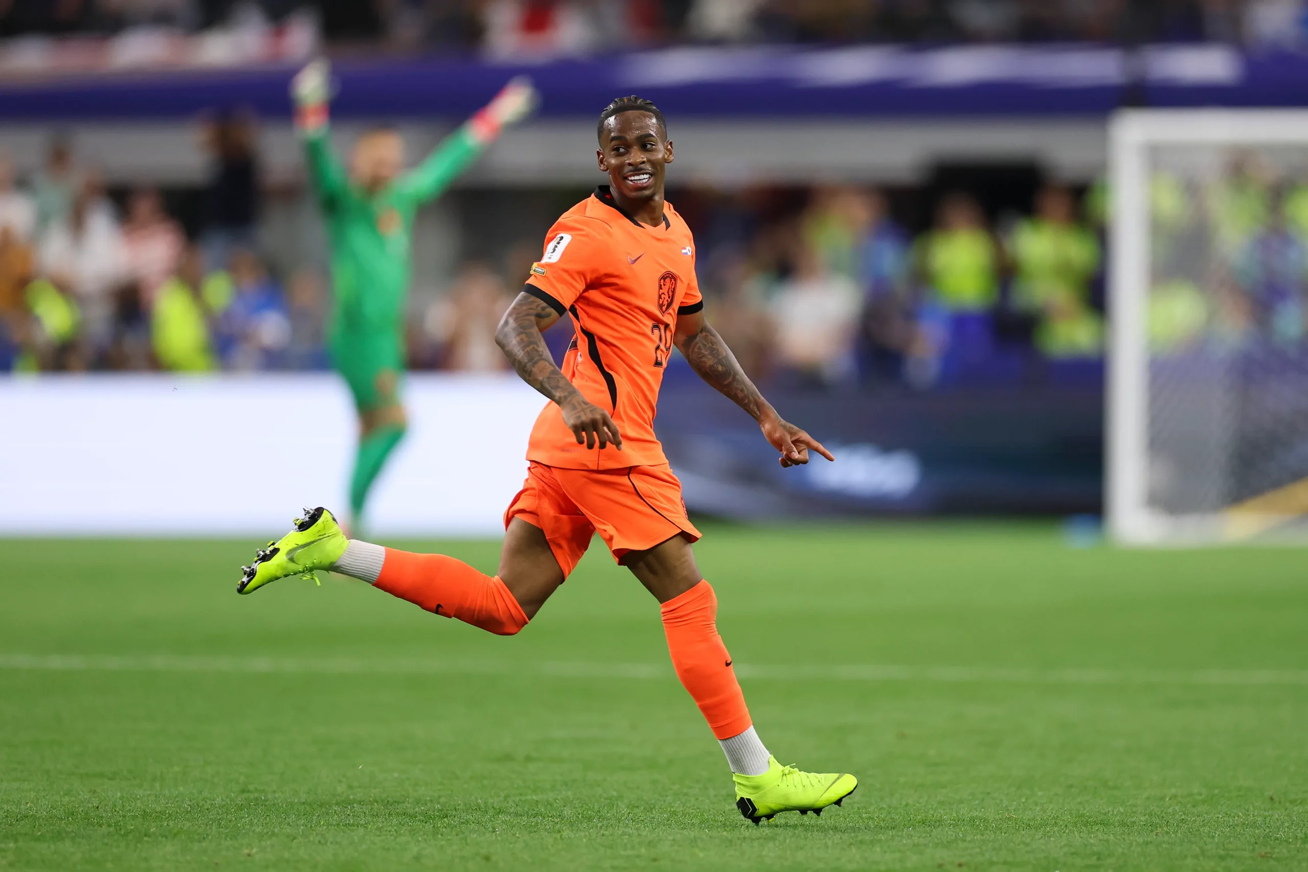 Crysencio Summerville, camisa 24 da seleção da Holanda comemora seu gol contra o Japão. (Photo by Michael Steele/Getty Images)