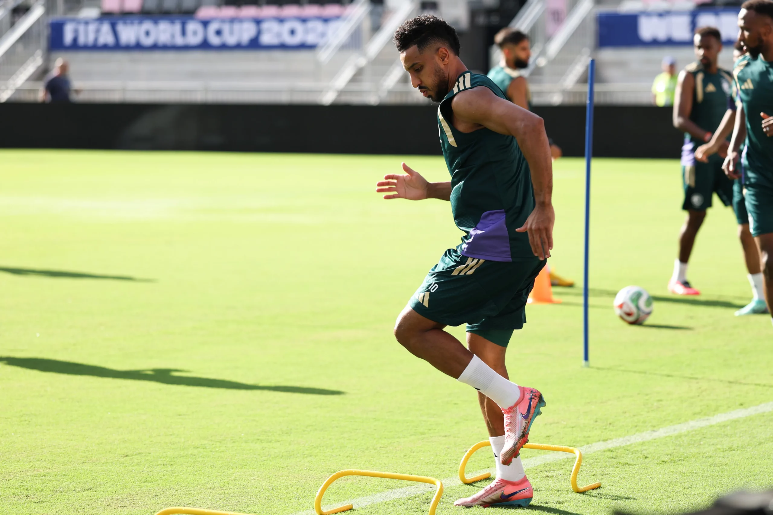 Salem Aldawsari, camisa 10 da Arábia Saudita, participa de um exercício durante o treino e a coletiva de imprensa da seleção saudita. (Photo by Megan Briggs/Getty Images)