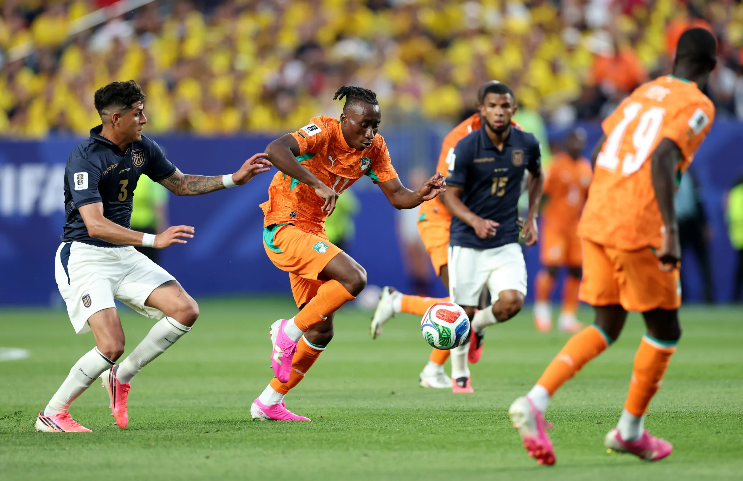 Equador e Costa do Marfim fazem jogo animado. Foto: Al Bello/Getty Images)