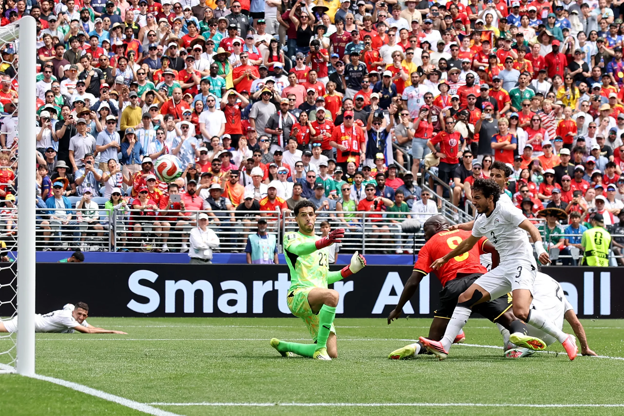 Lukaku levou Mohamed Hany a cometer erro em dividida dentro da área e a Bélgica empatou com o Egito – Foto: Alex Grimm/Getty Images