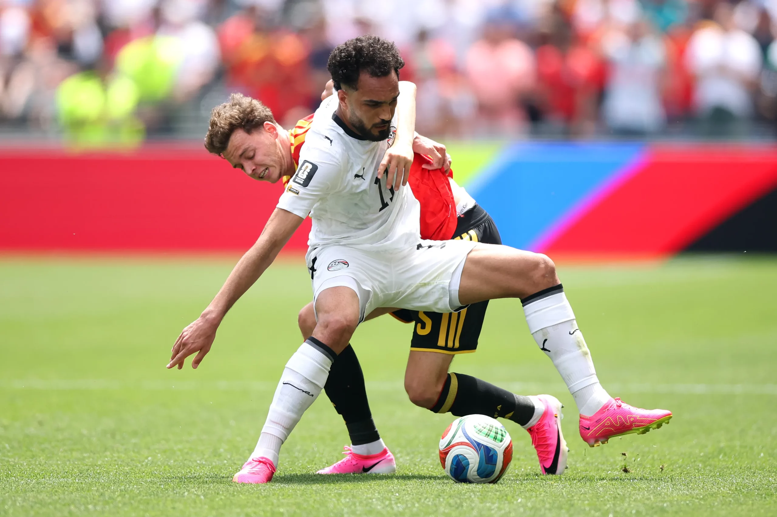 ON – 15 DE JUNHO: Mostafa Zico, nº 11 do Egito, disputa a bola com Maxim De Cuyper, nº 5 da Bélgica, durante a partida do Grupo G da Copa do Mundo. (Photo by Alex Grimm/Getty Images)