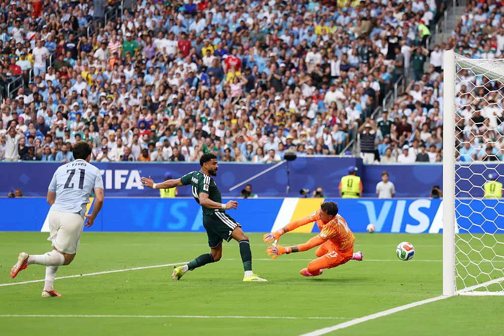 Abdulelah Al-Amri, camisa 4 da Arábia Saudita, marca o primeiro gol de sua equipe contra Fernando Muslera, camisa 23 do Uruguai. (Photo by Lars Baron/Getty Images)