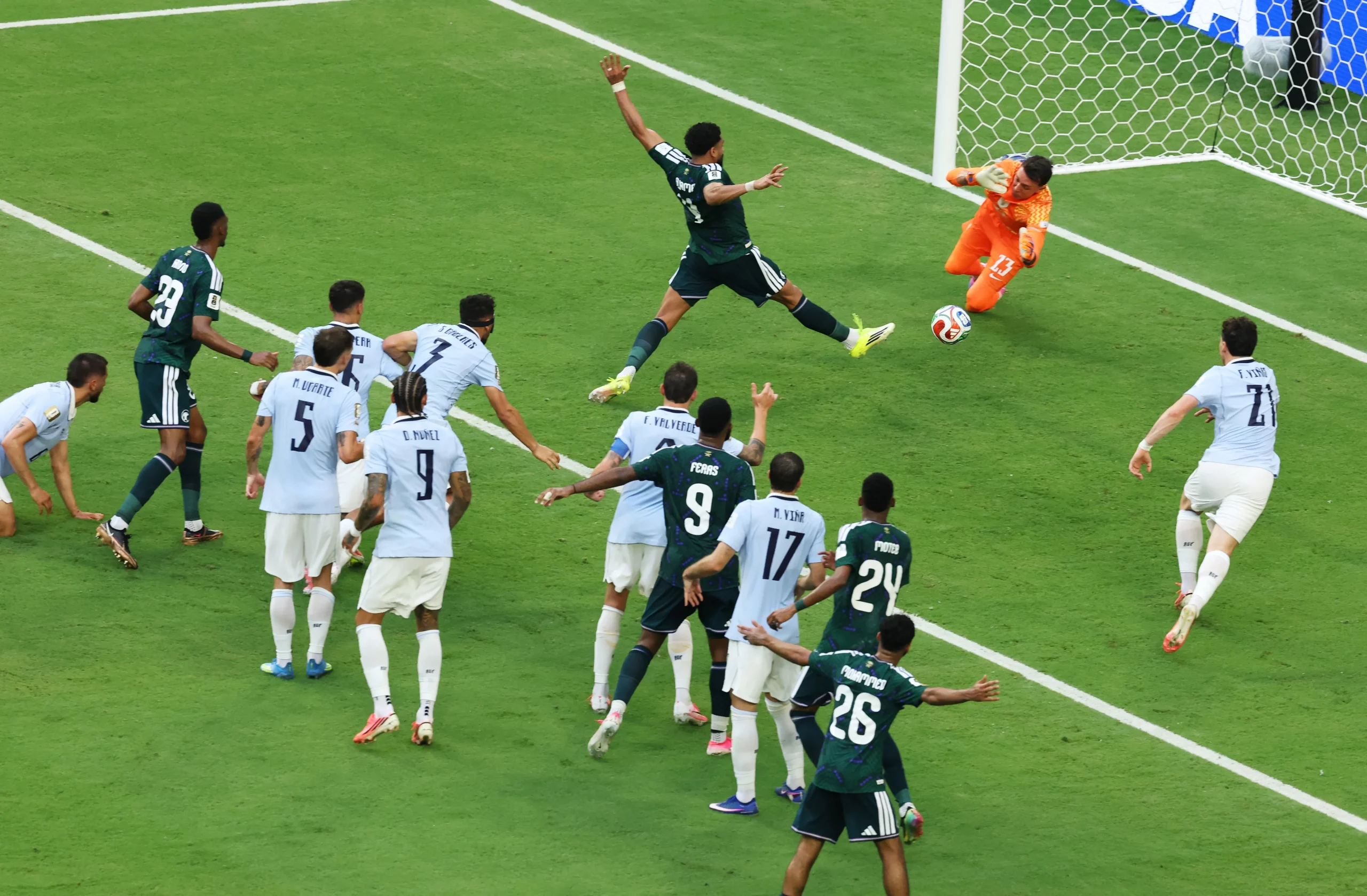 Al Amri aproveita rebote de Muslera para abrir o placar para os sauditas diante do Uruguai – Foto: Molly Darlington/Getty Images